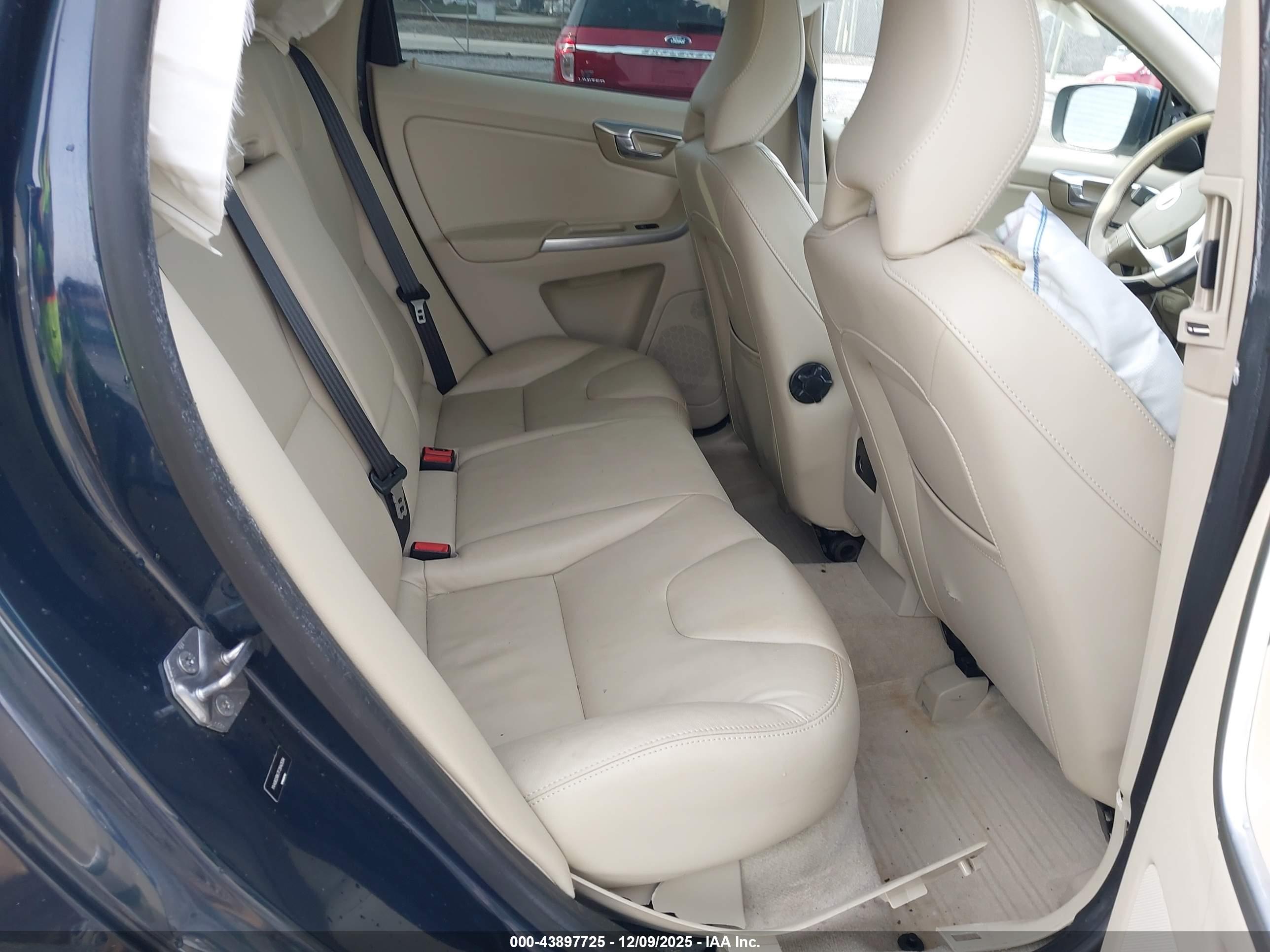 VOLVO XC60 image 8