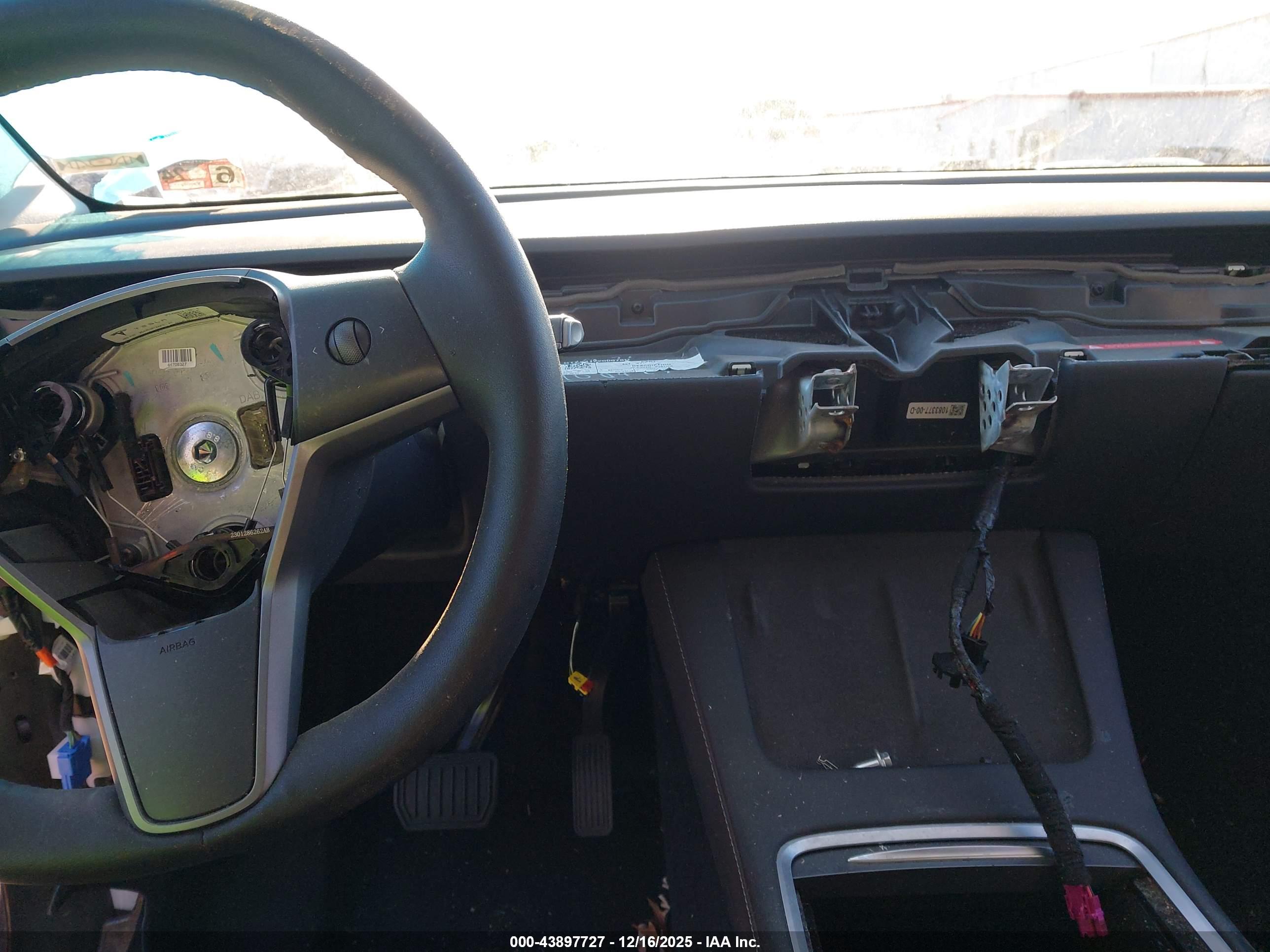 TESLA MODEL image 7