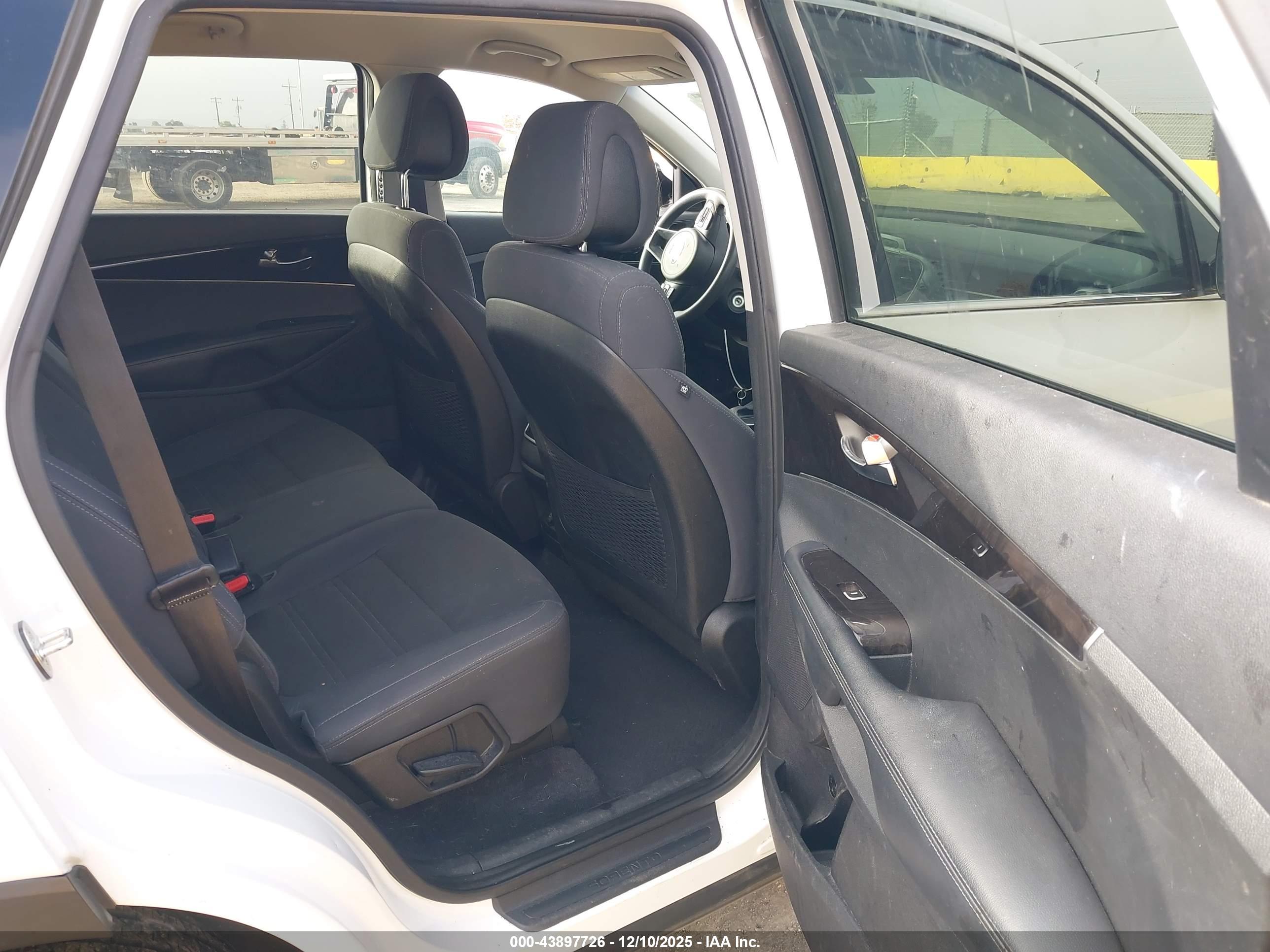 KIA SORENTO image 8