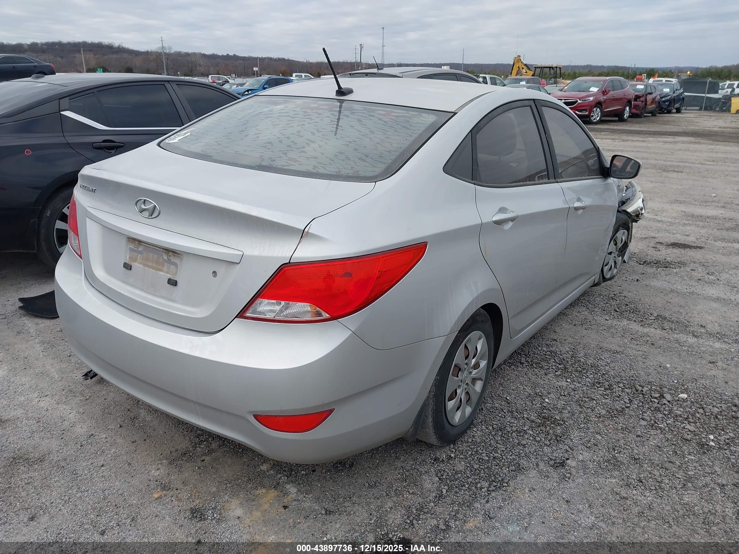 HYUNDAI ACCENT image 4