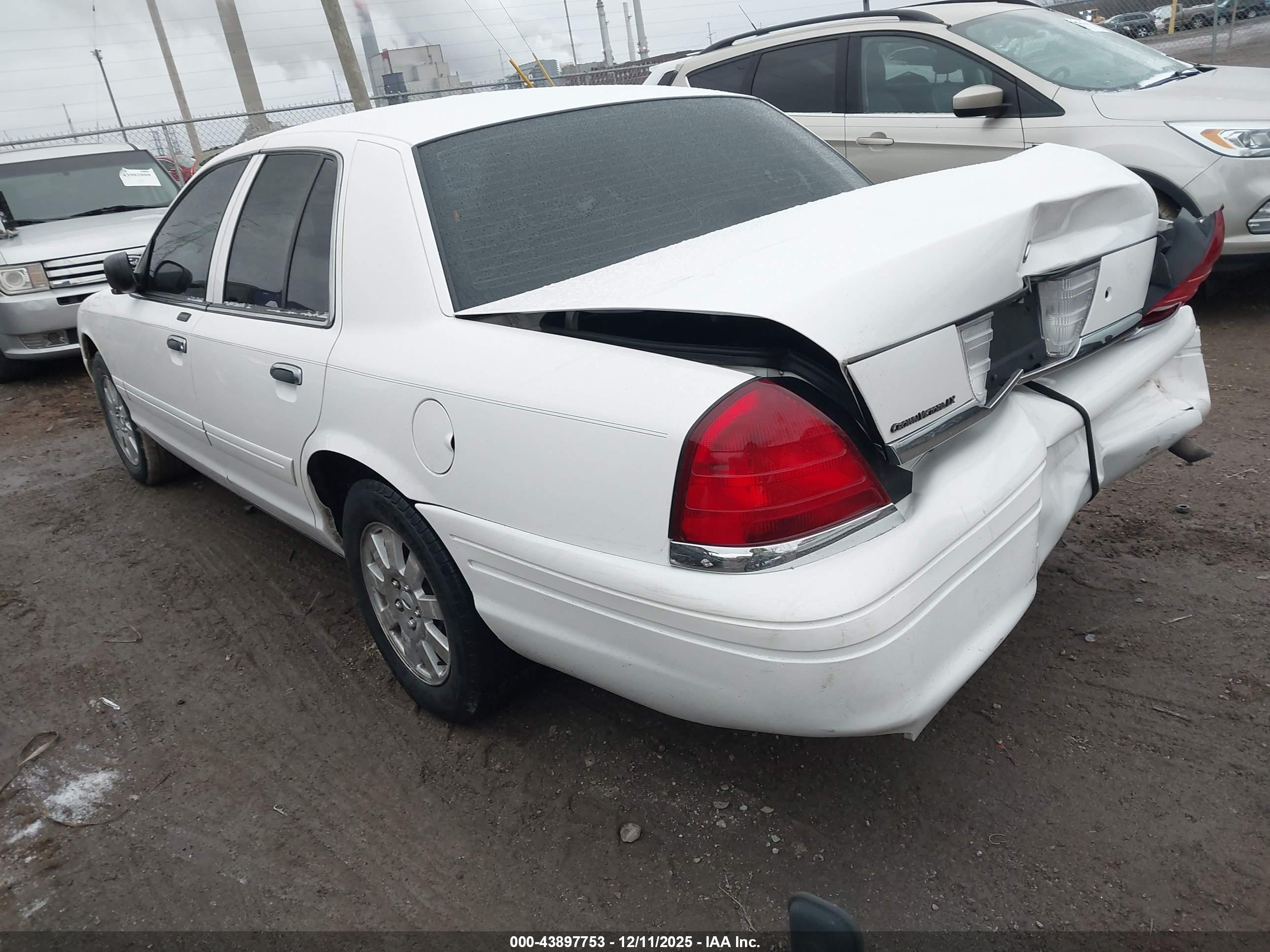 FORD CROWN image 3