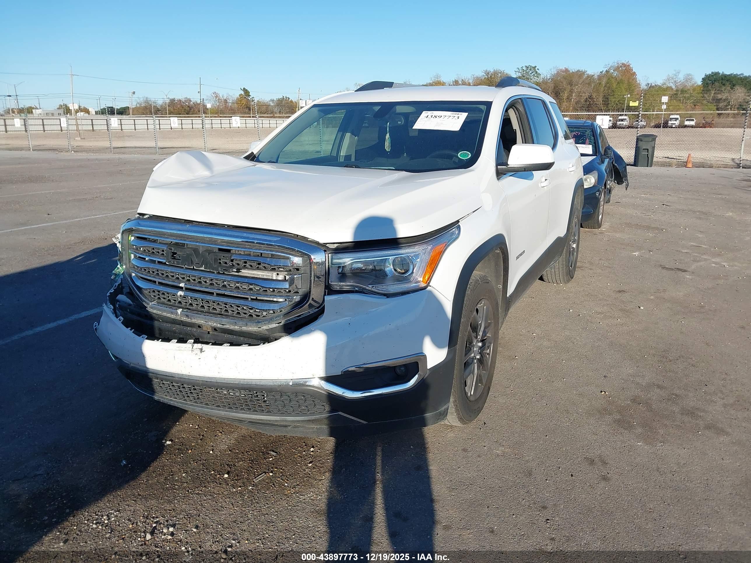 GMC ACADIA image 2