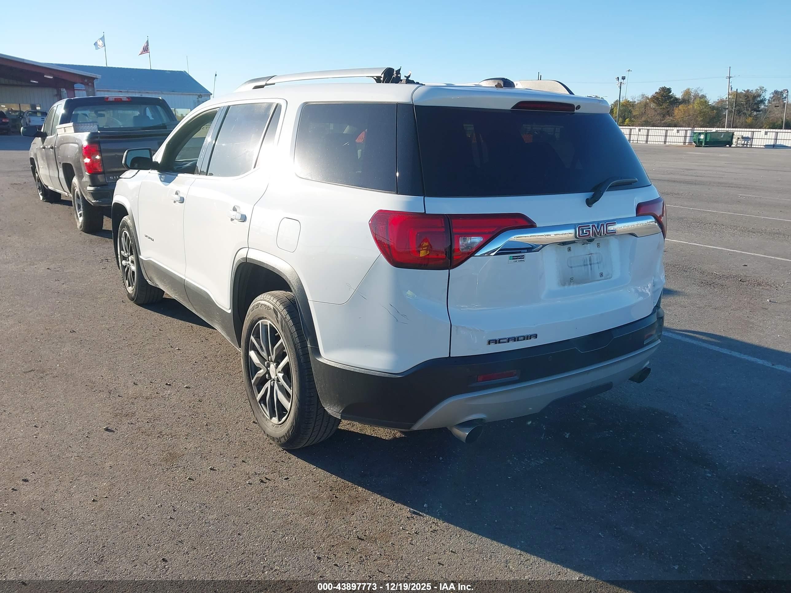 GMC ACADIA image 3