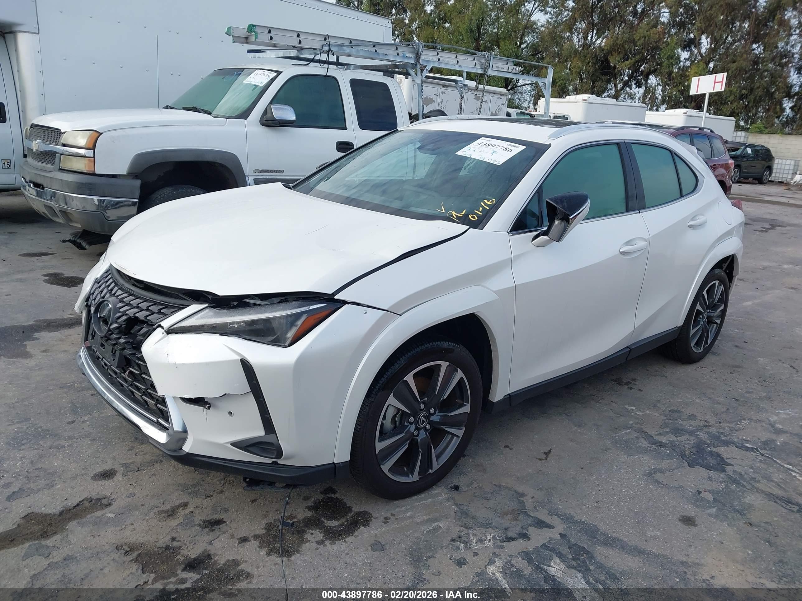 LEXUS UX image 2
