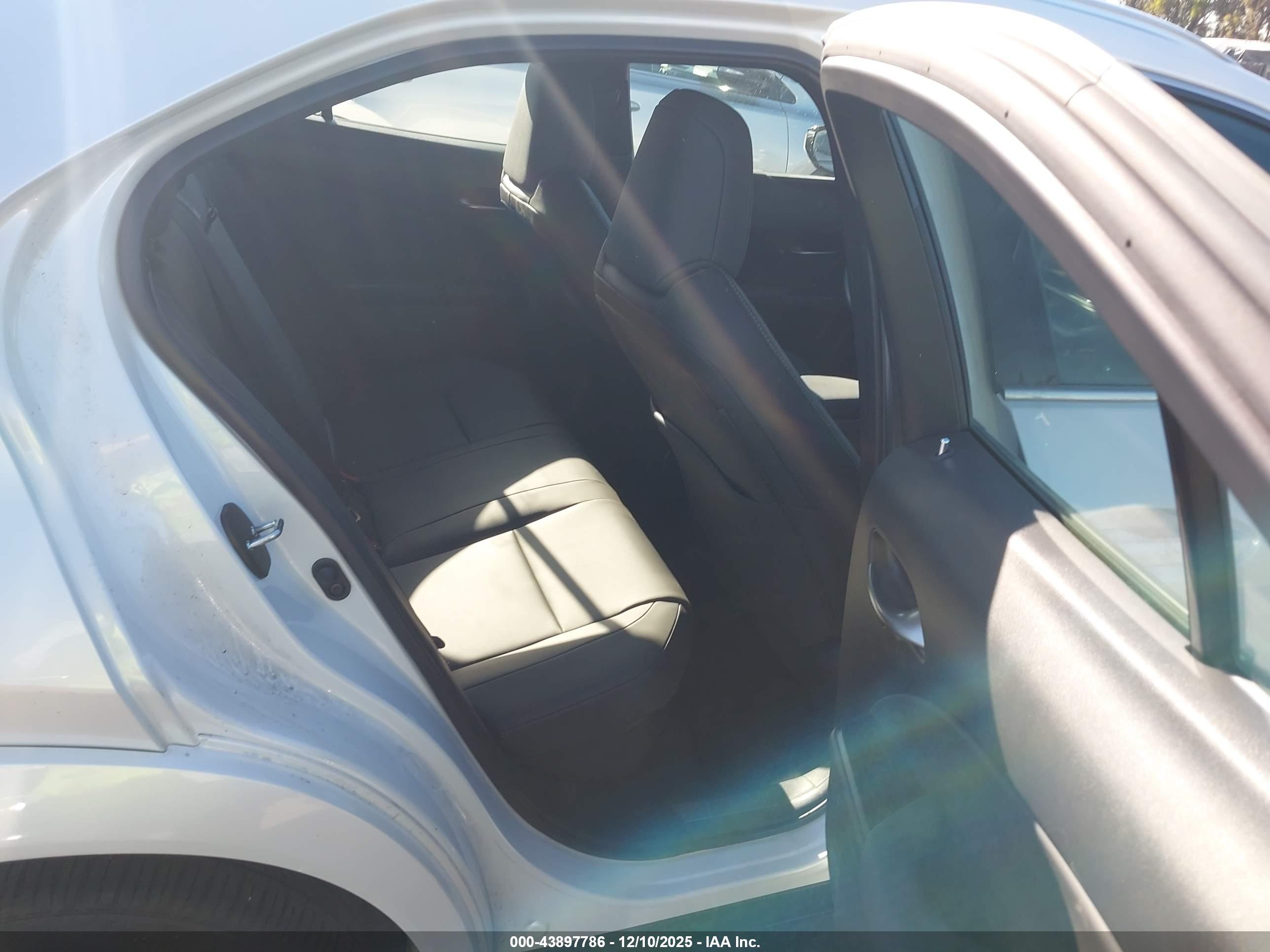 LEXUS UX image 8