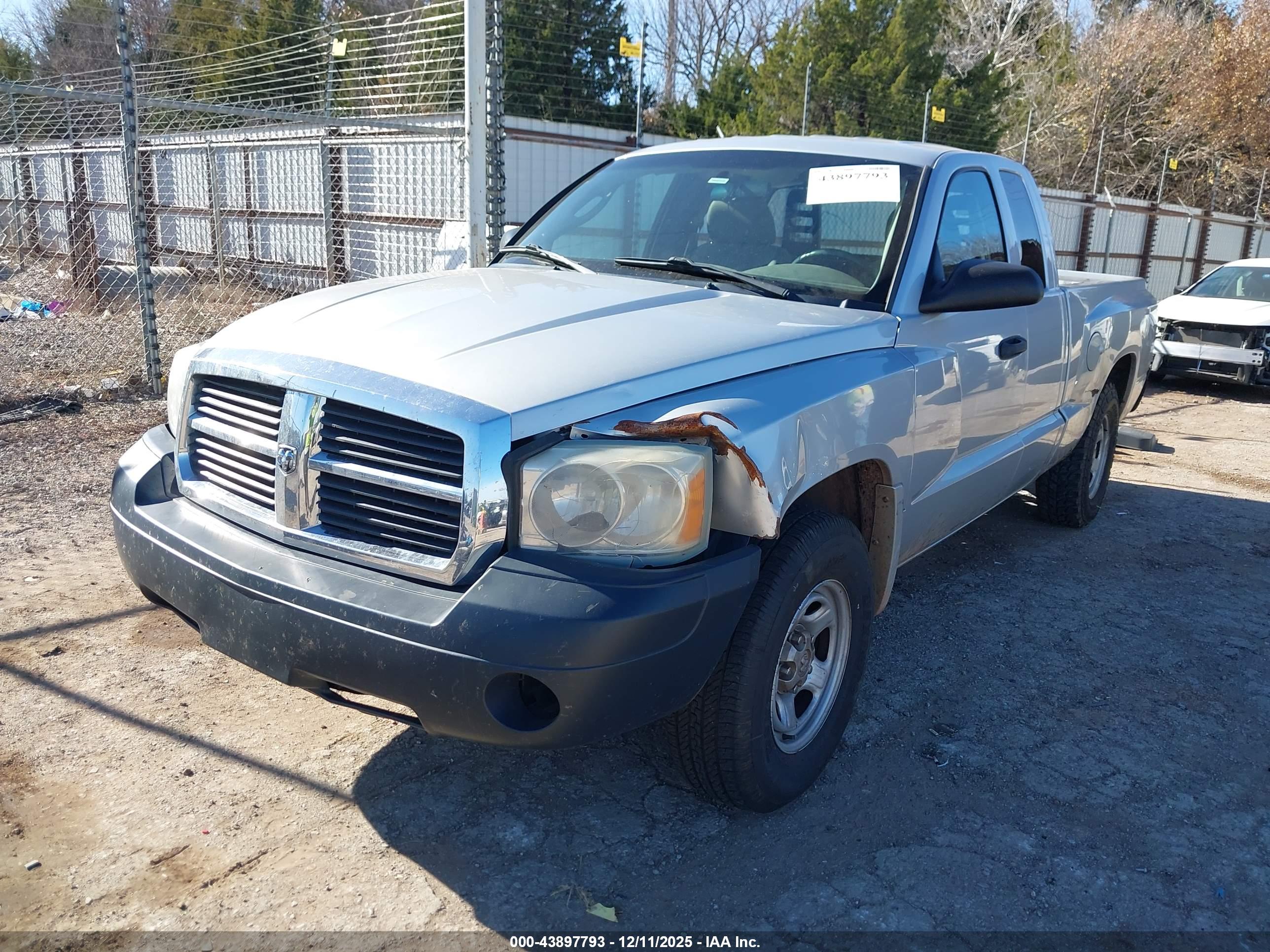 DODGE DAKOTA image 2