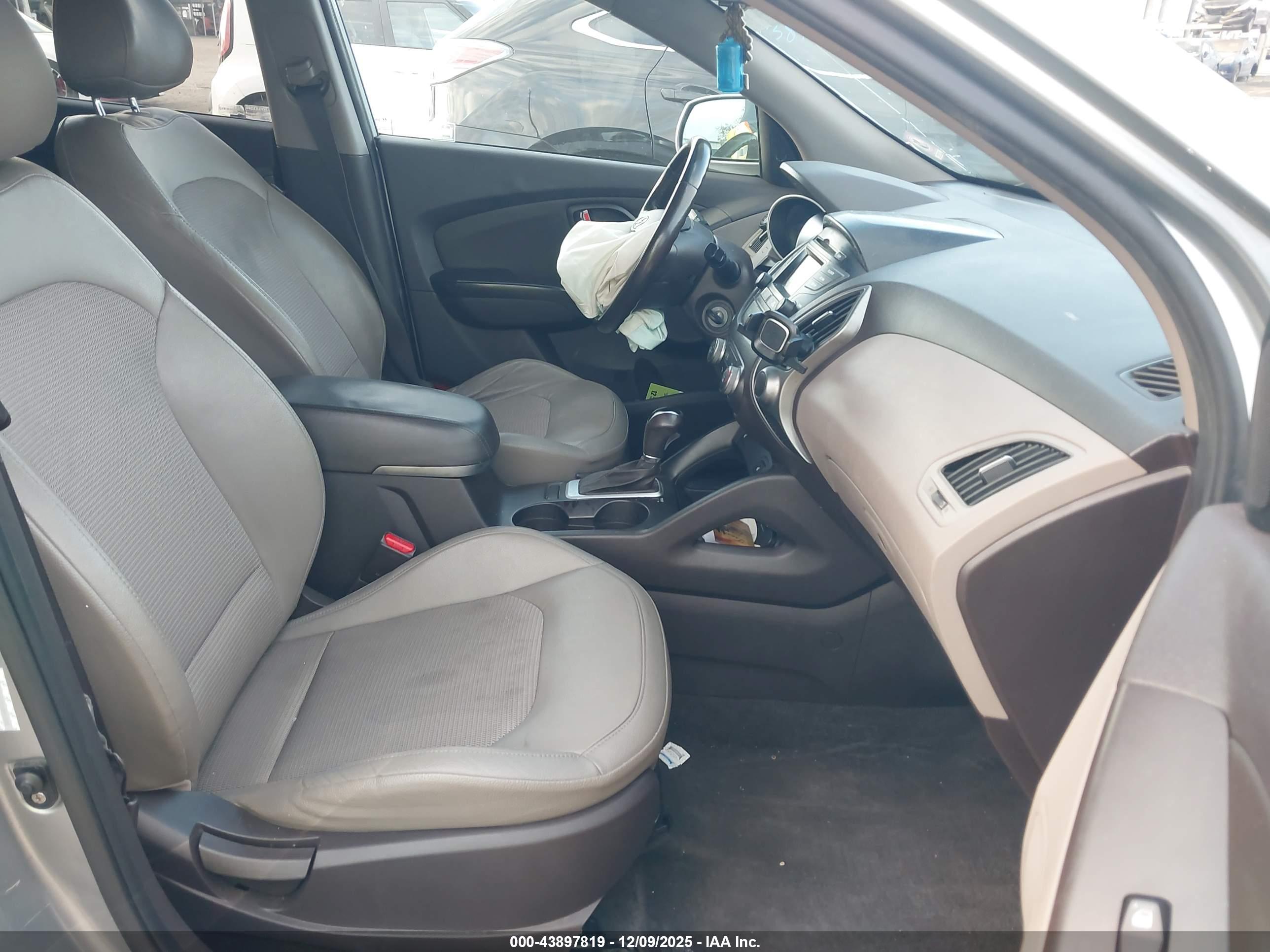 HYUNDAI TUCSON image 5