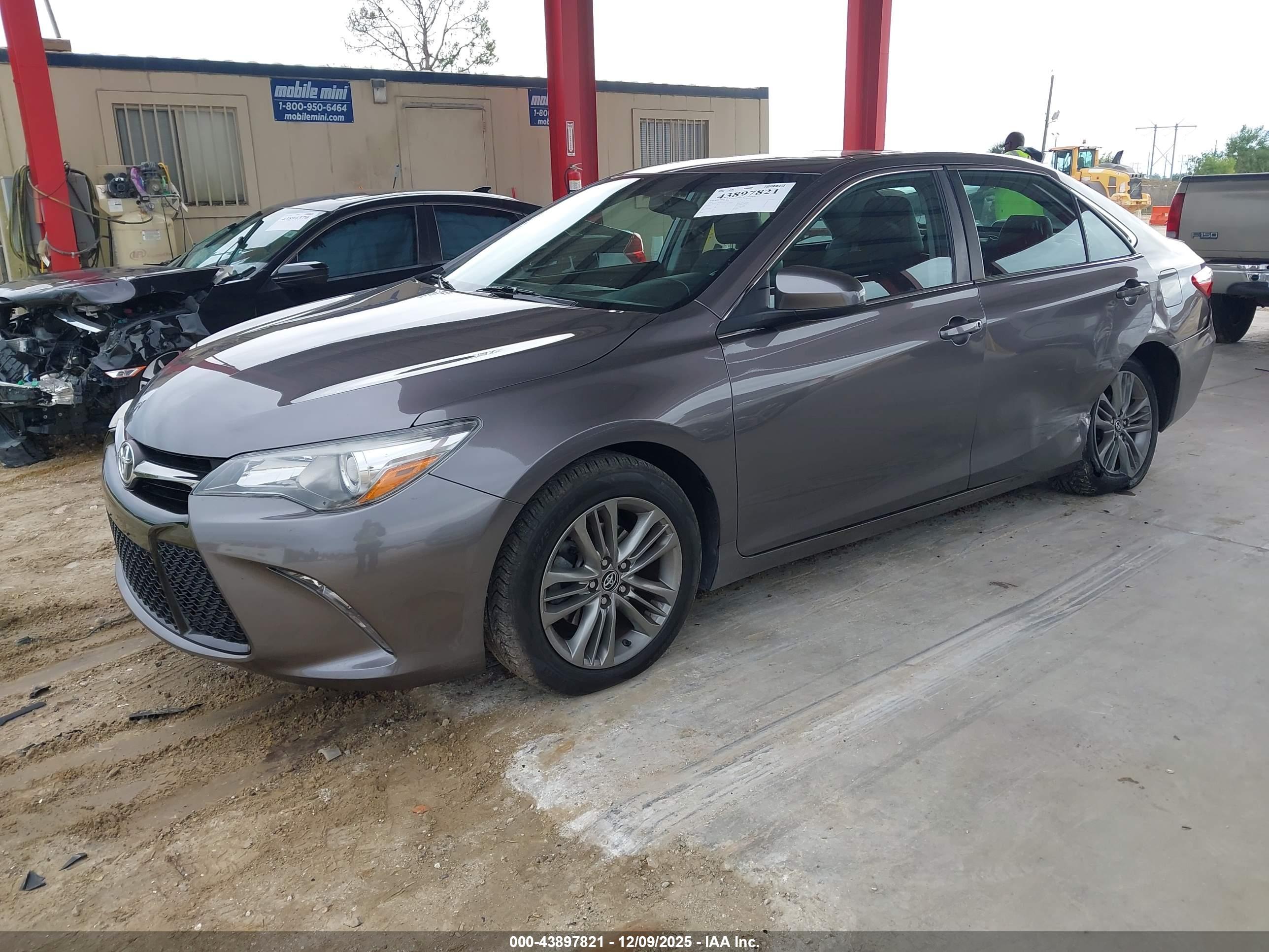 TOYOTA CAMRY image 2