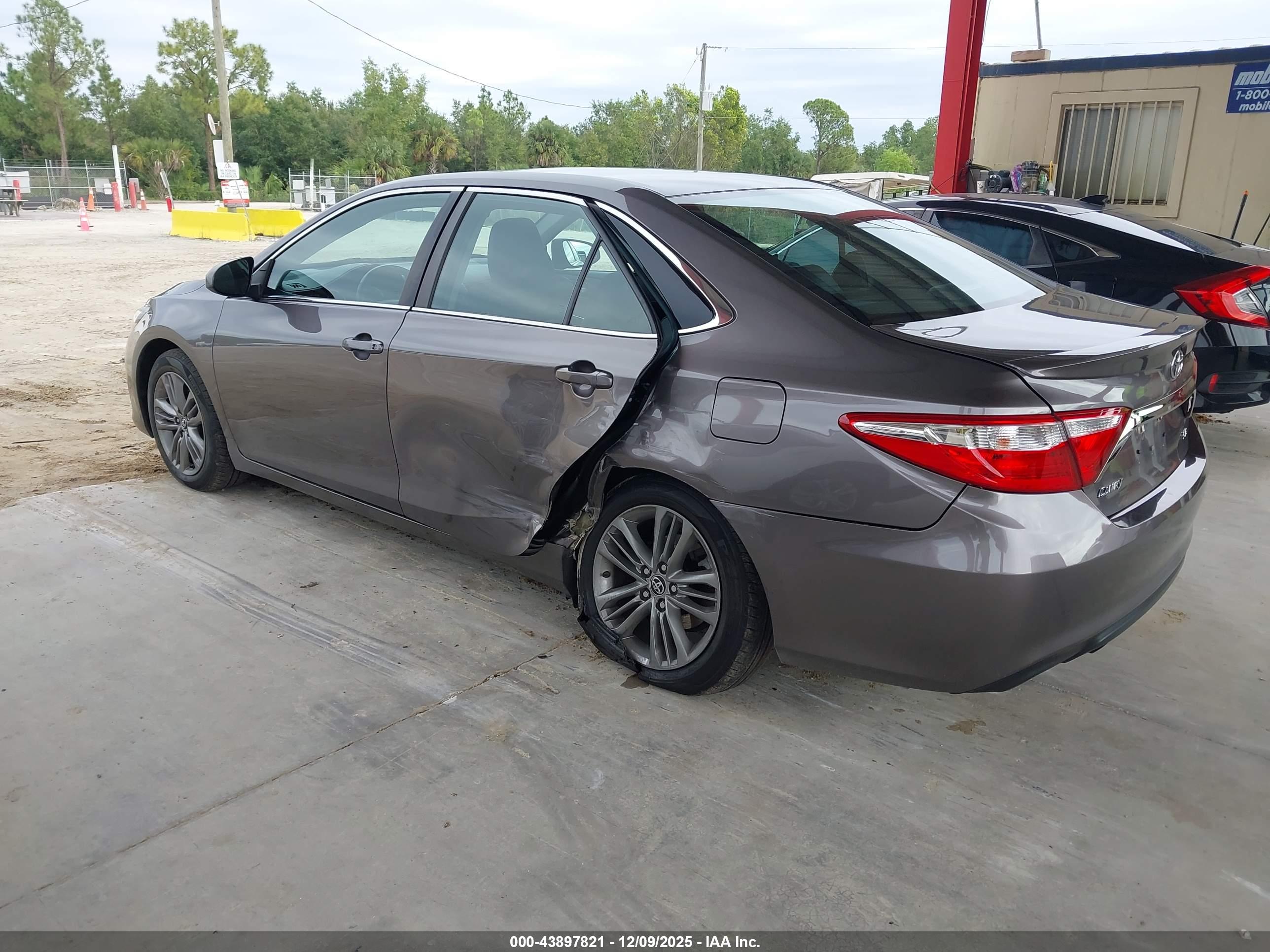 TOYOTA CAMRY image 3