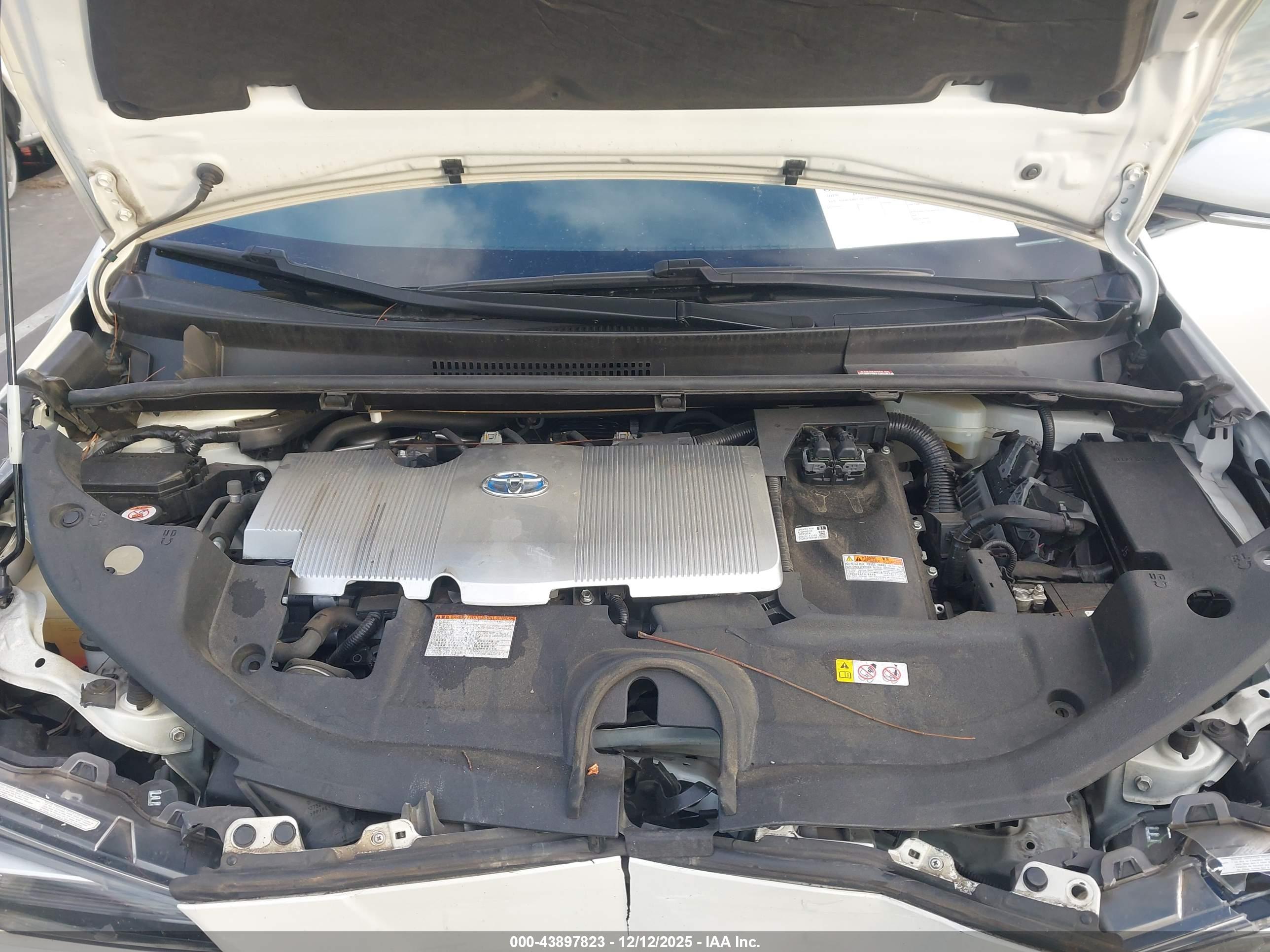 TOYOTA PRIUS image 10