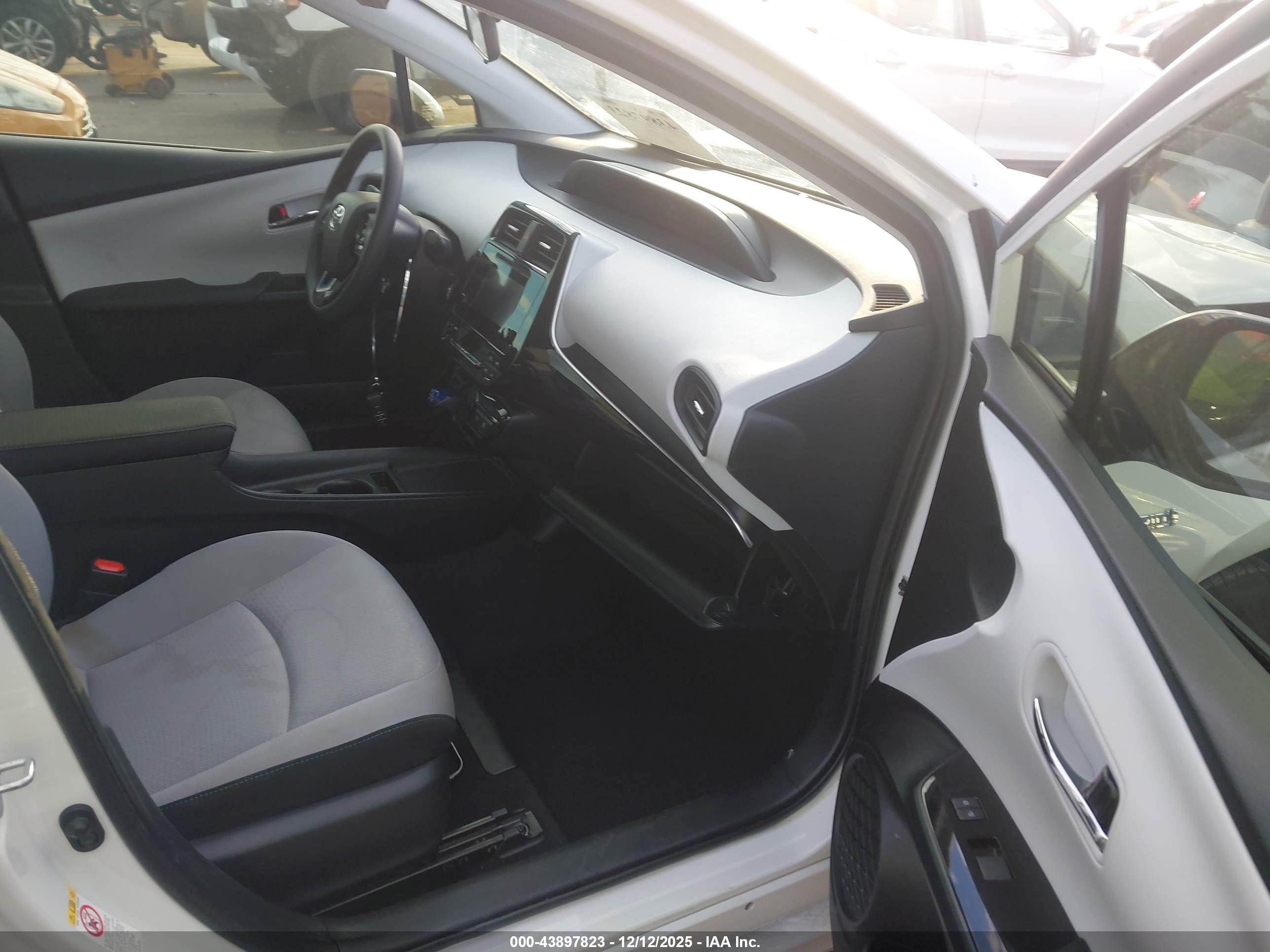 TOYOTA PRIUS image 5
