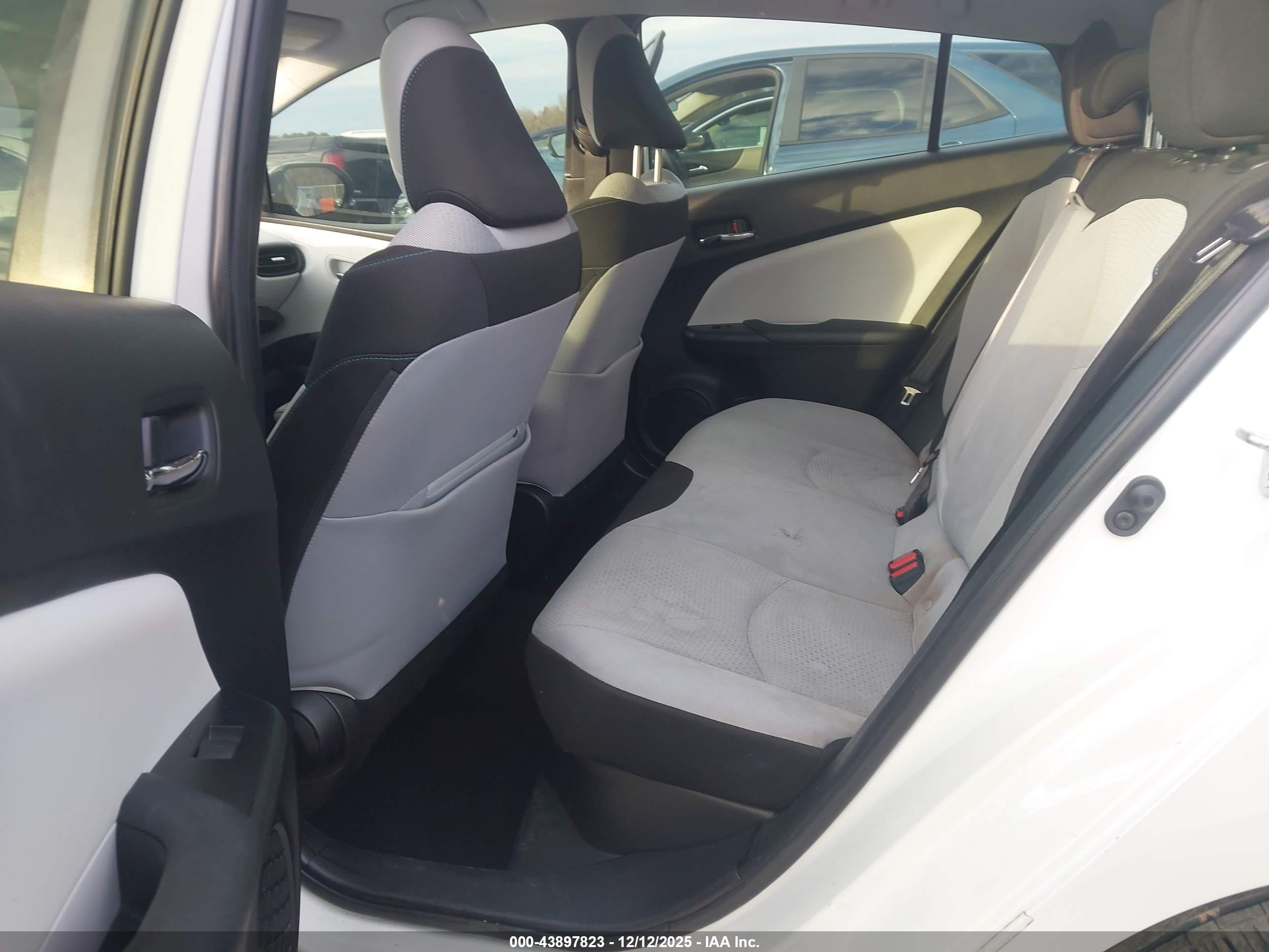 TOYOTA PRIUS image 8