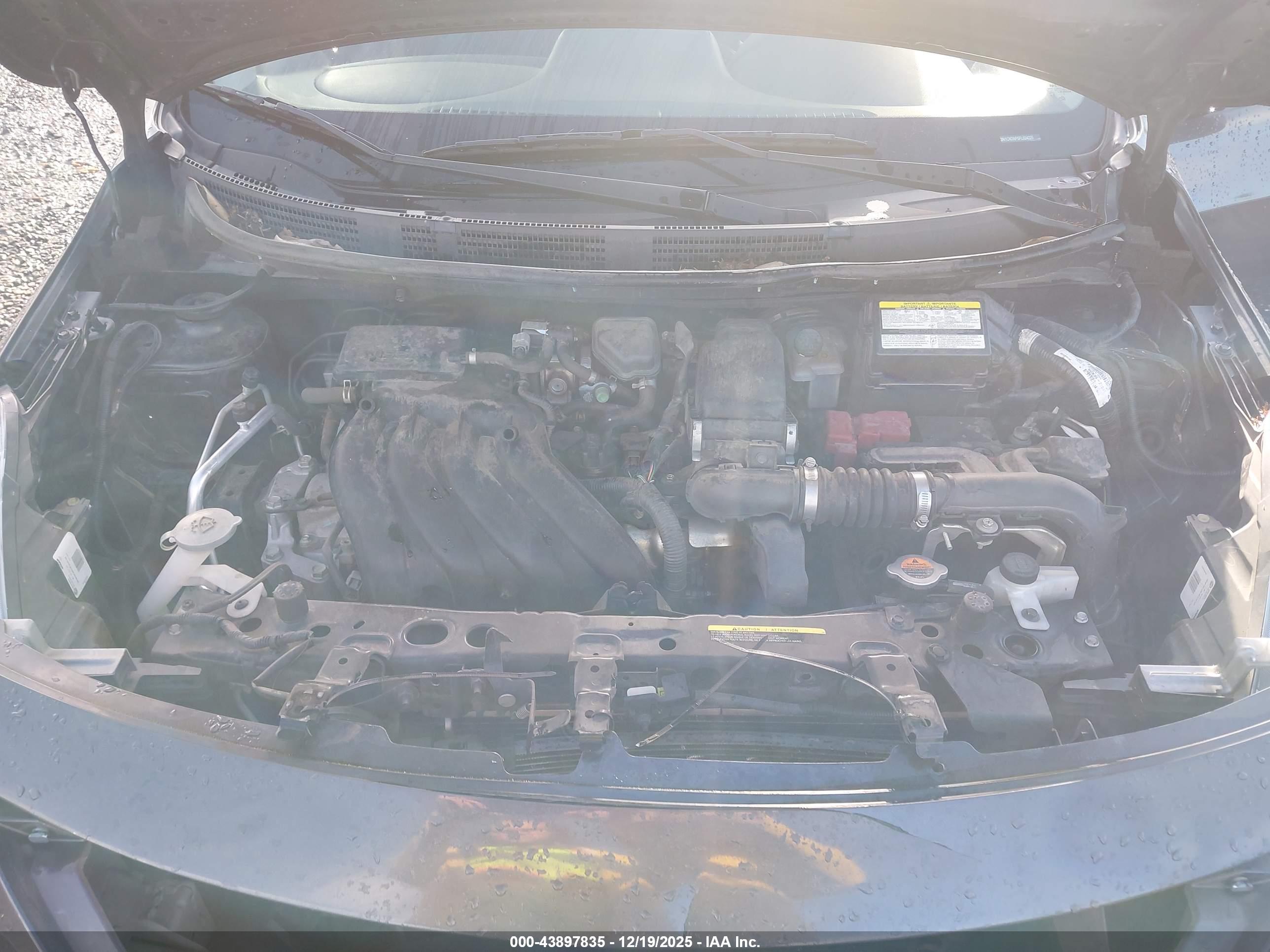 NISSAN VERSA image 10