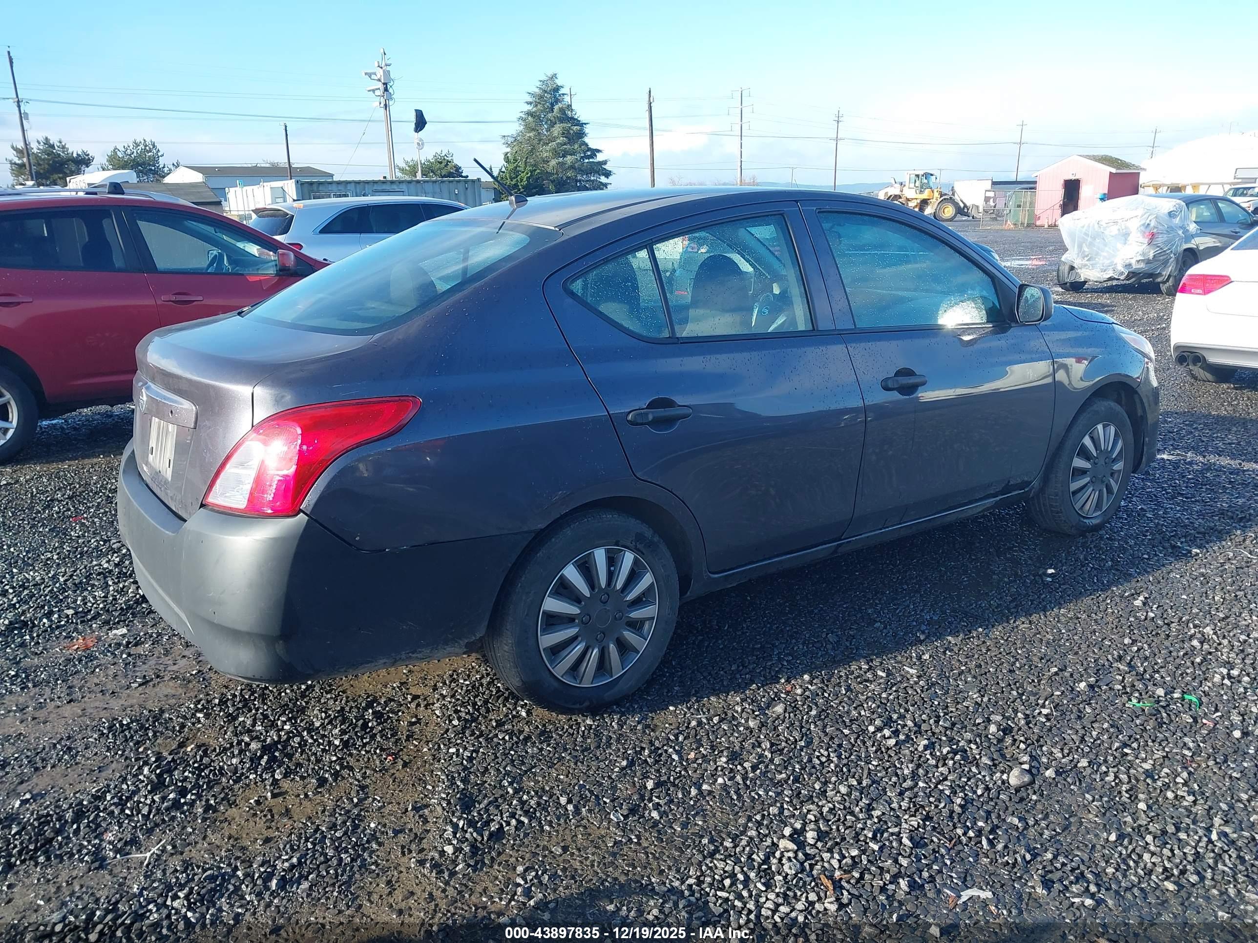 NISSAN VERSA image 4