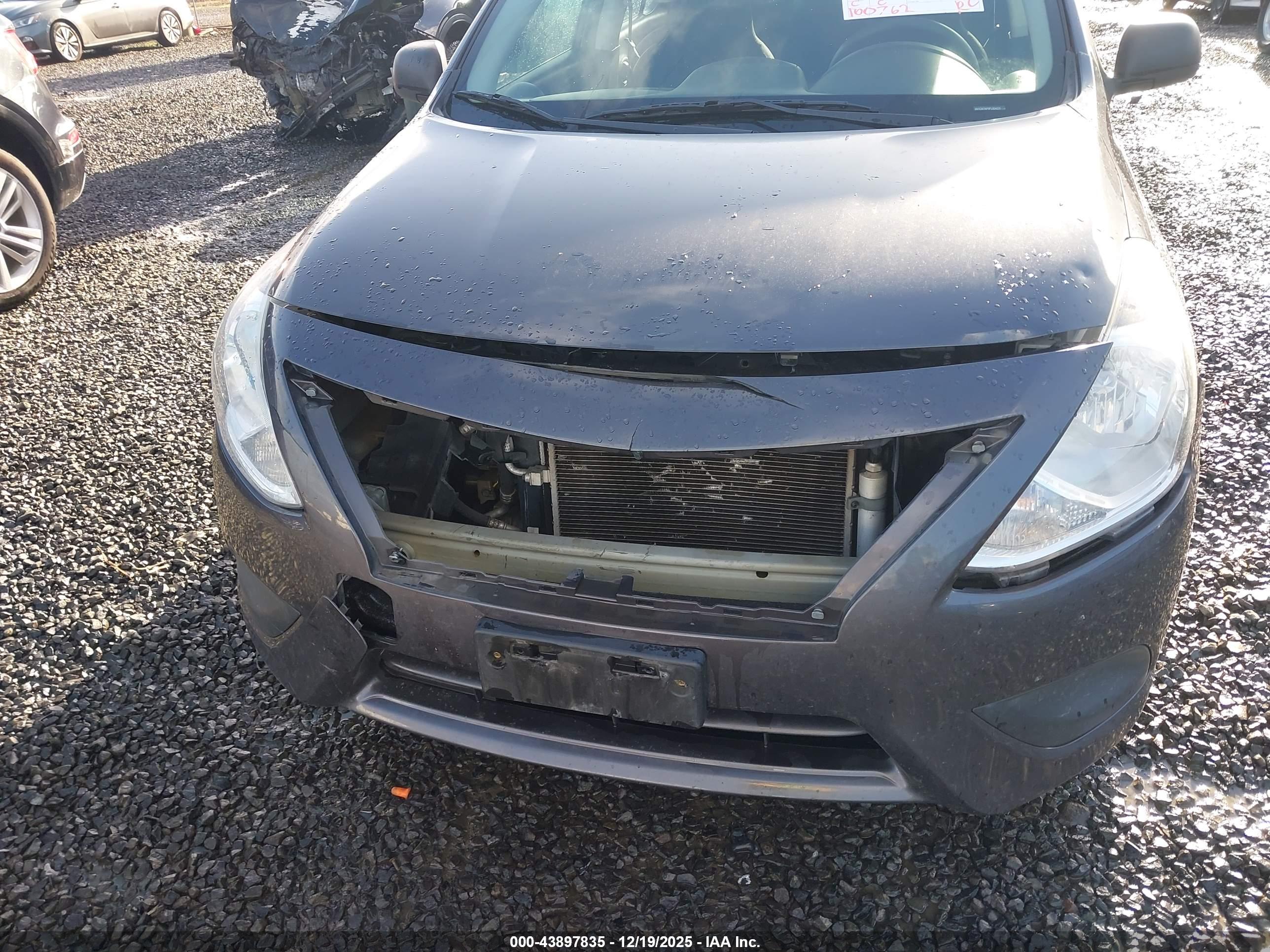NISSAN VERSA image 6