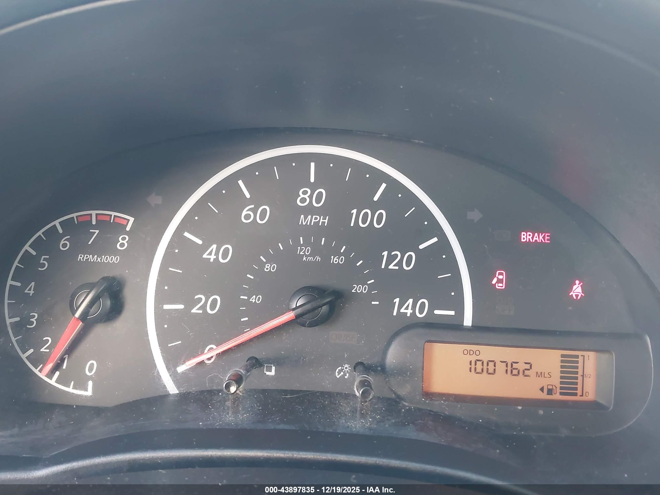 NISSAN VERSA image 7