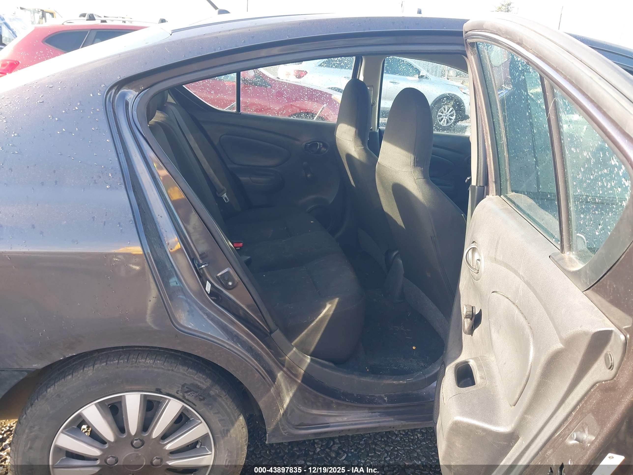 NISSAN VERSA image 8