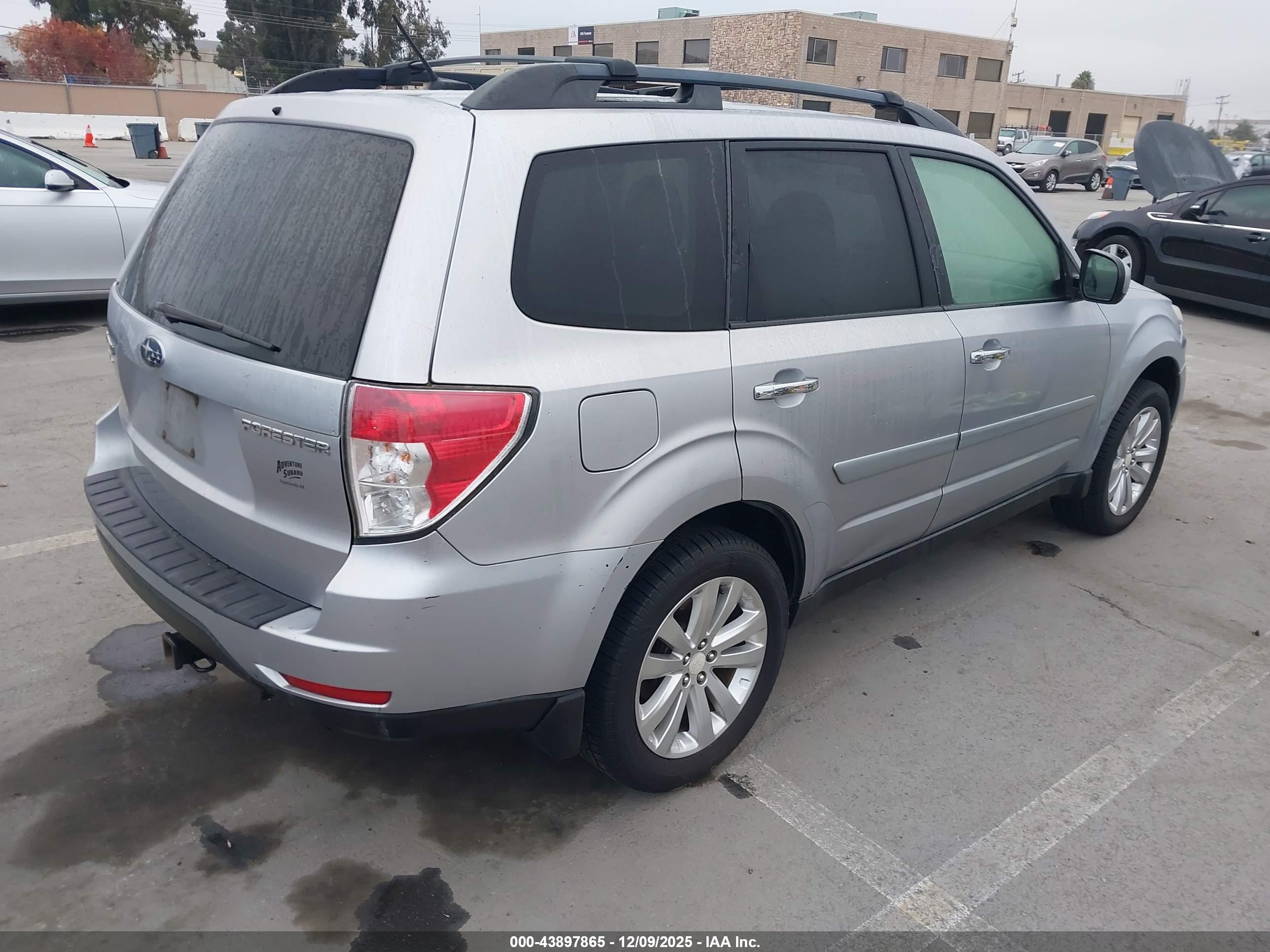 SUBARU FORESTER image 4