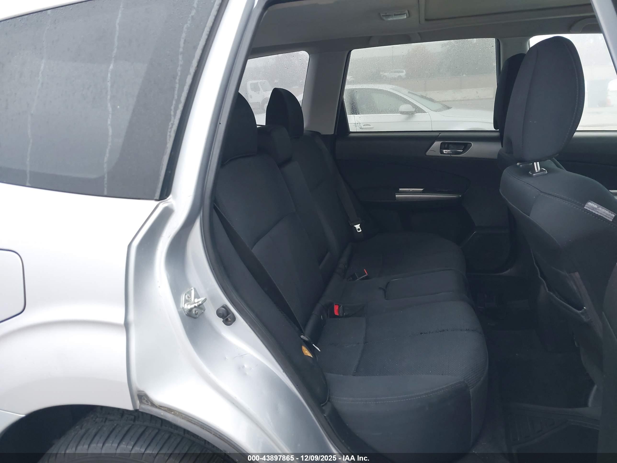 SUBARU FORESTER image 8