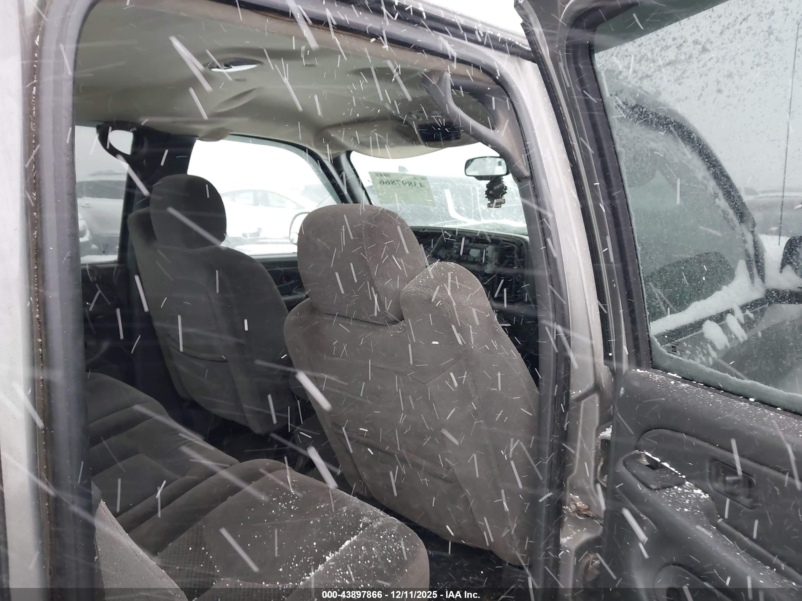 CHEVROLET SILVERADO image 8