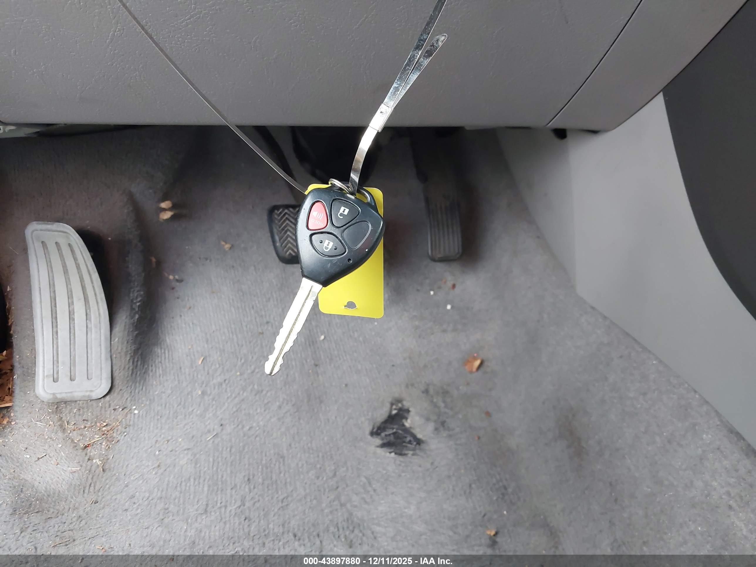TOYOTA RAV4 image 11