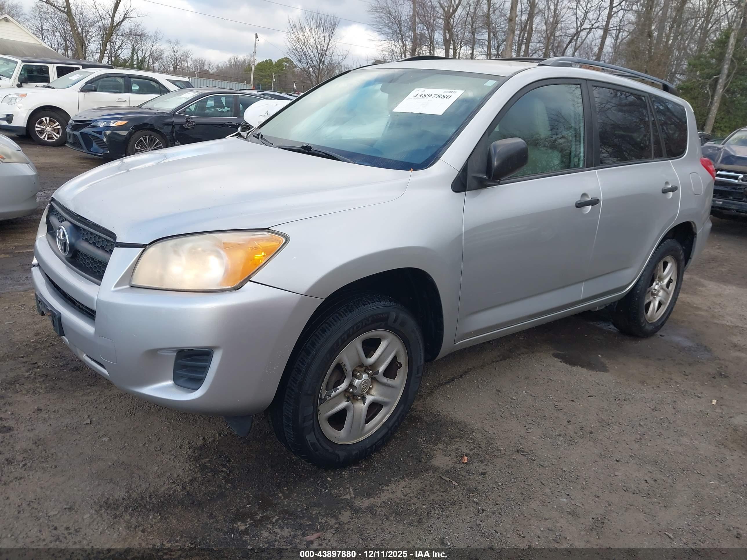 TOYOTA RAV4 image 2