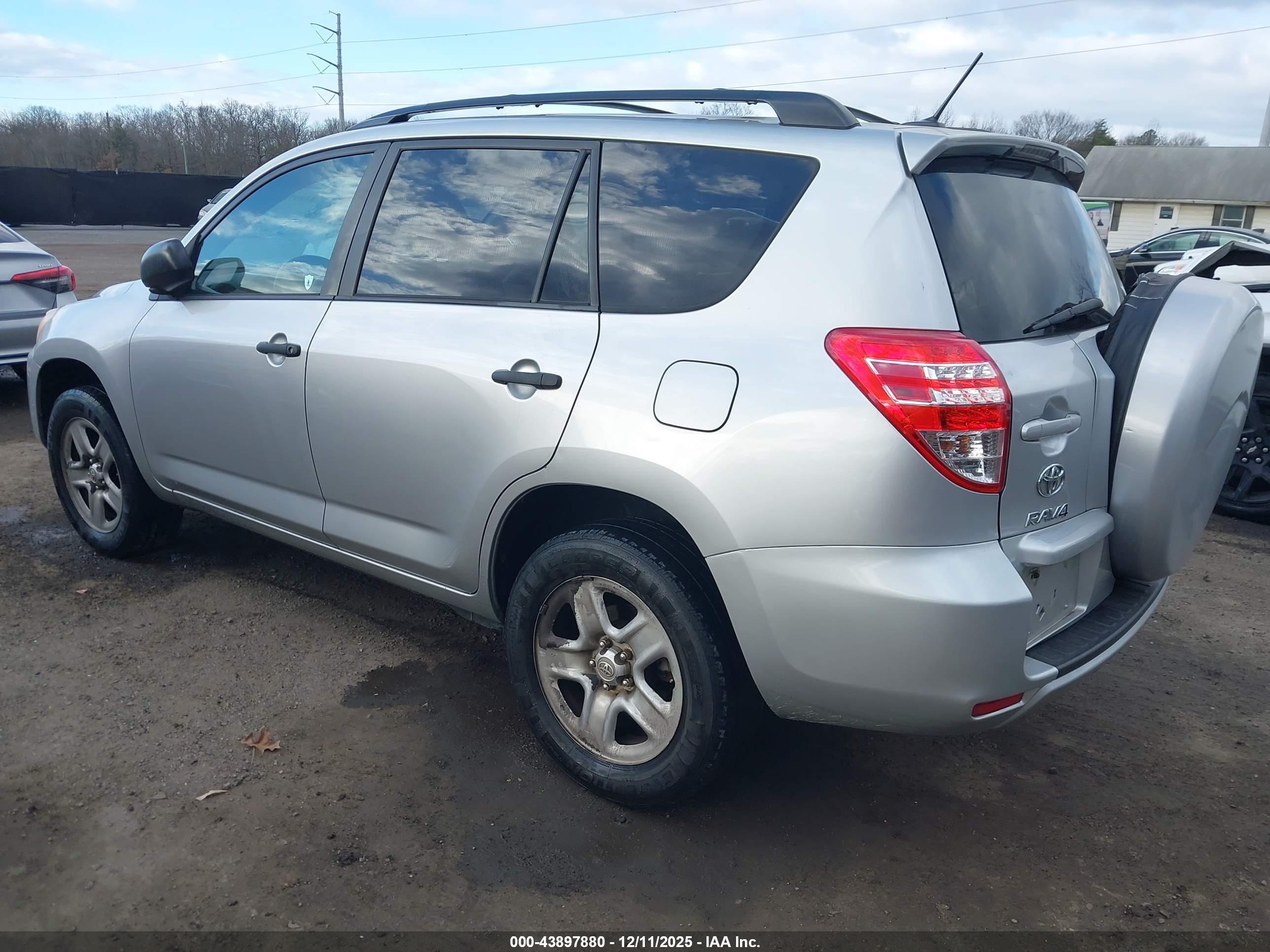 TOYOTA RAV4 image 3