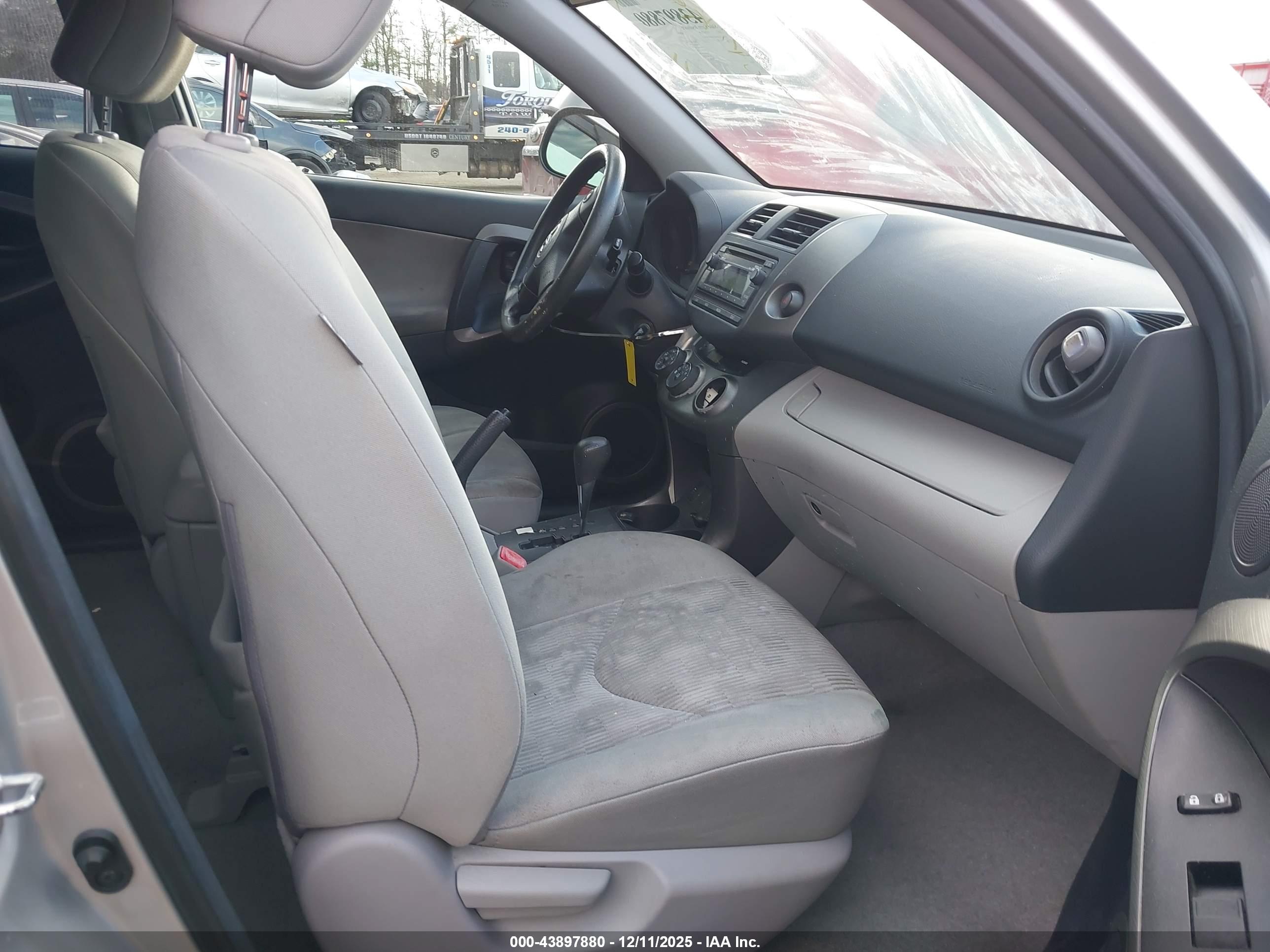 TOYOTA RAV4 image 5