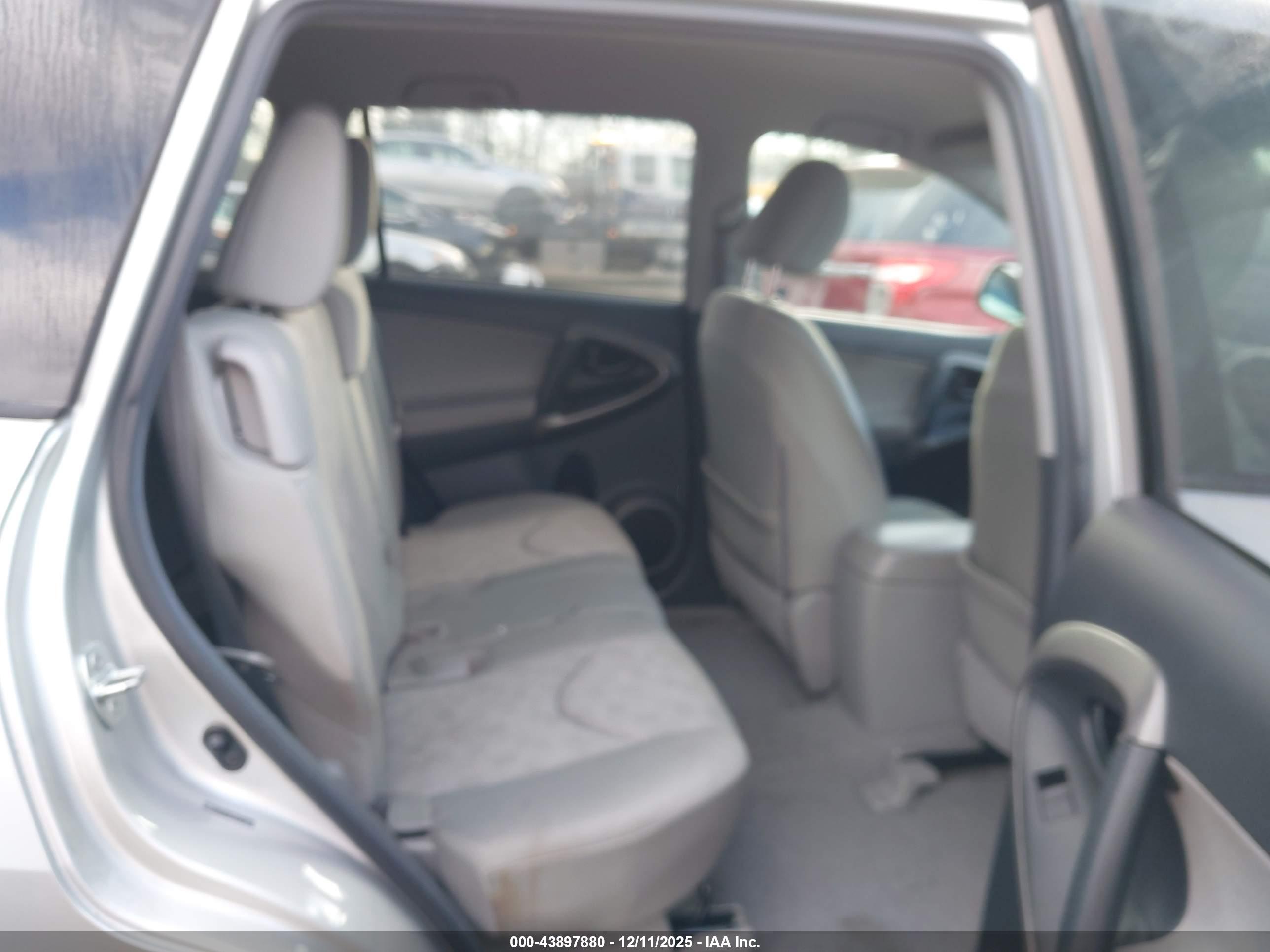 TOYOTA RAV4 image 8