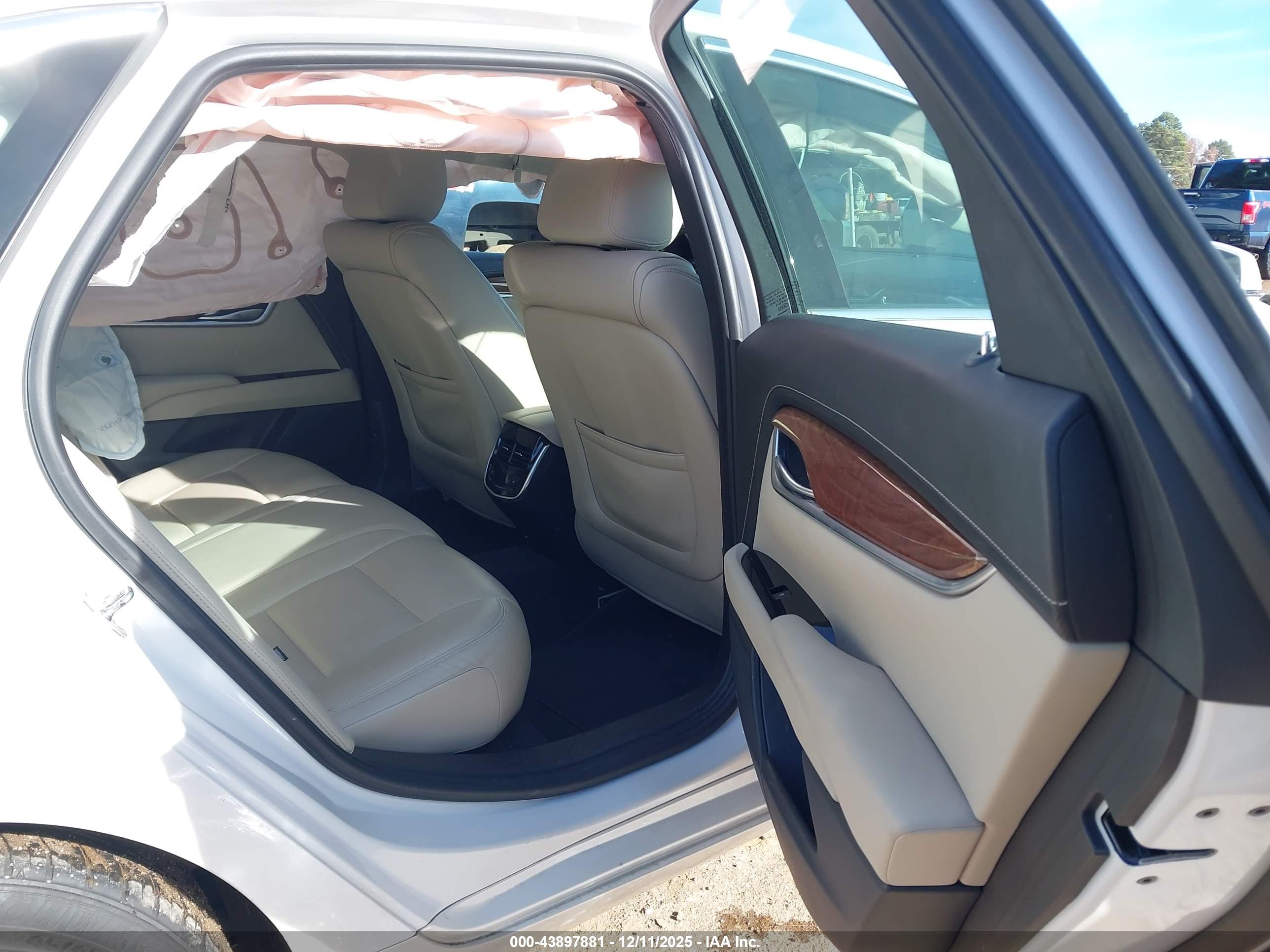 CADILLAC XTS image 8