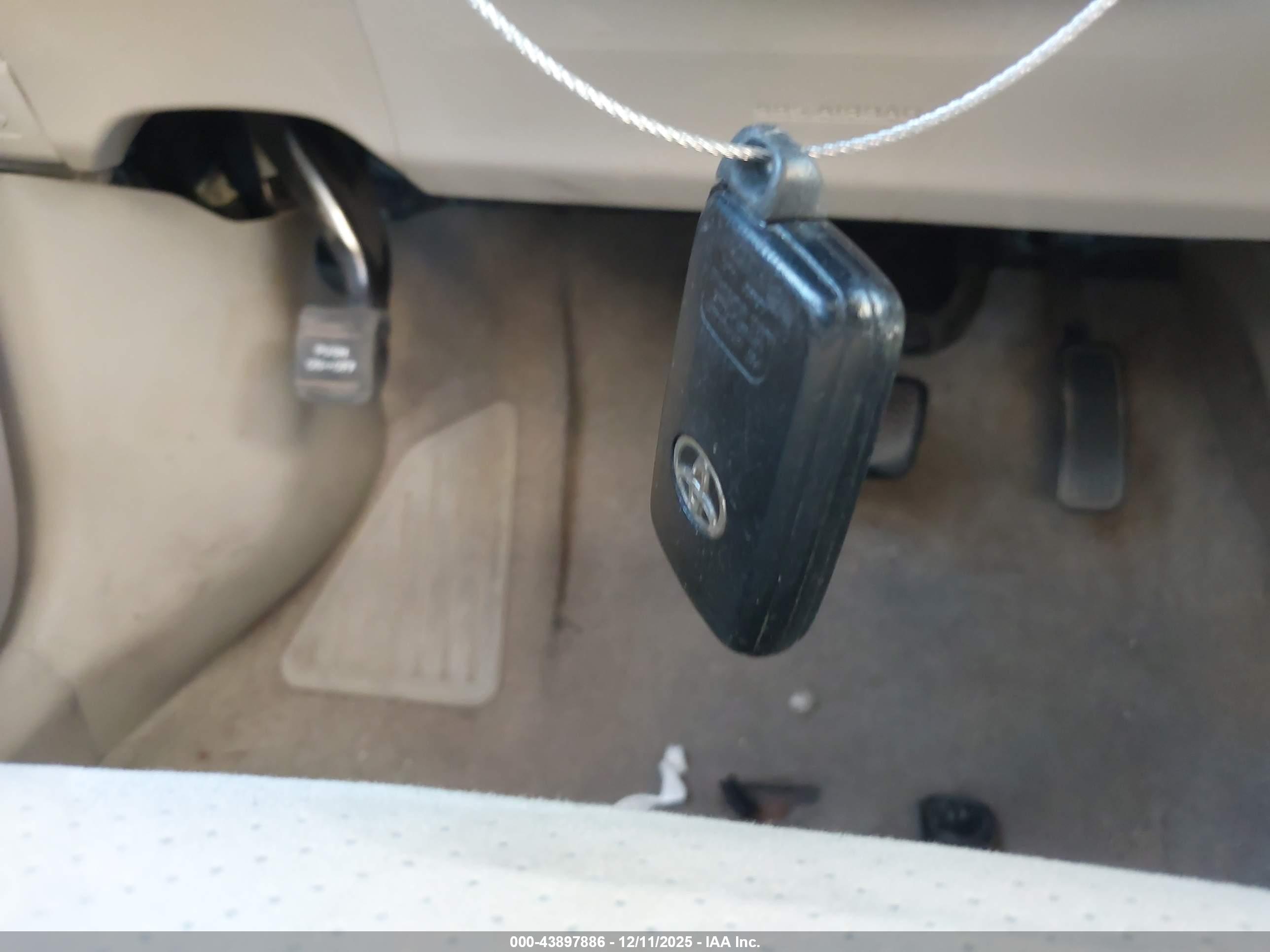 TOYOTA PRIUS image 11