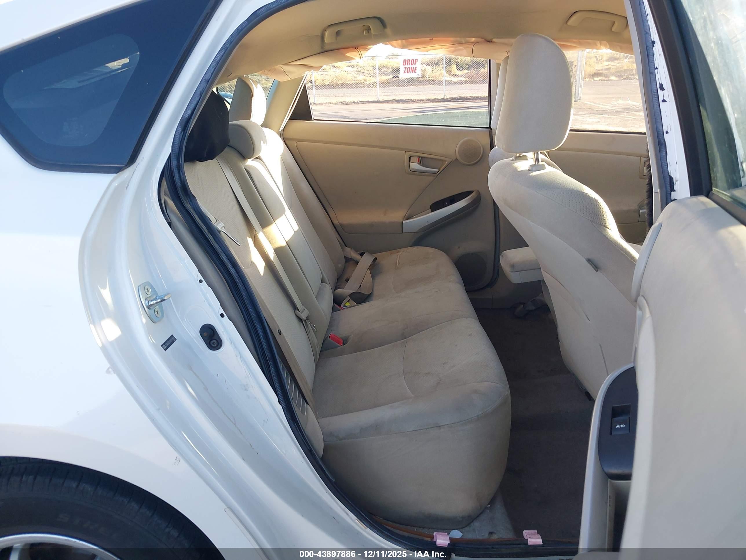TOYOTA PRIUS image 8