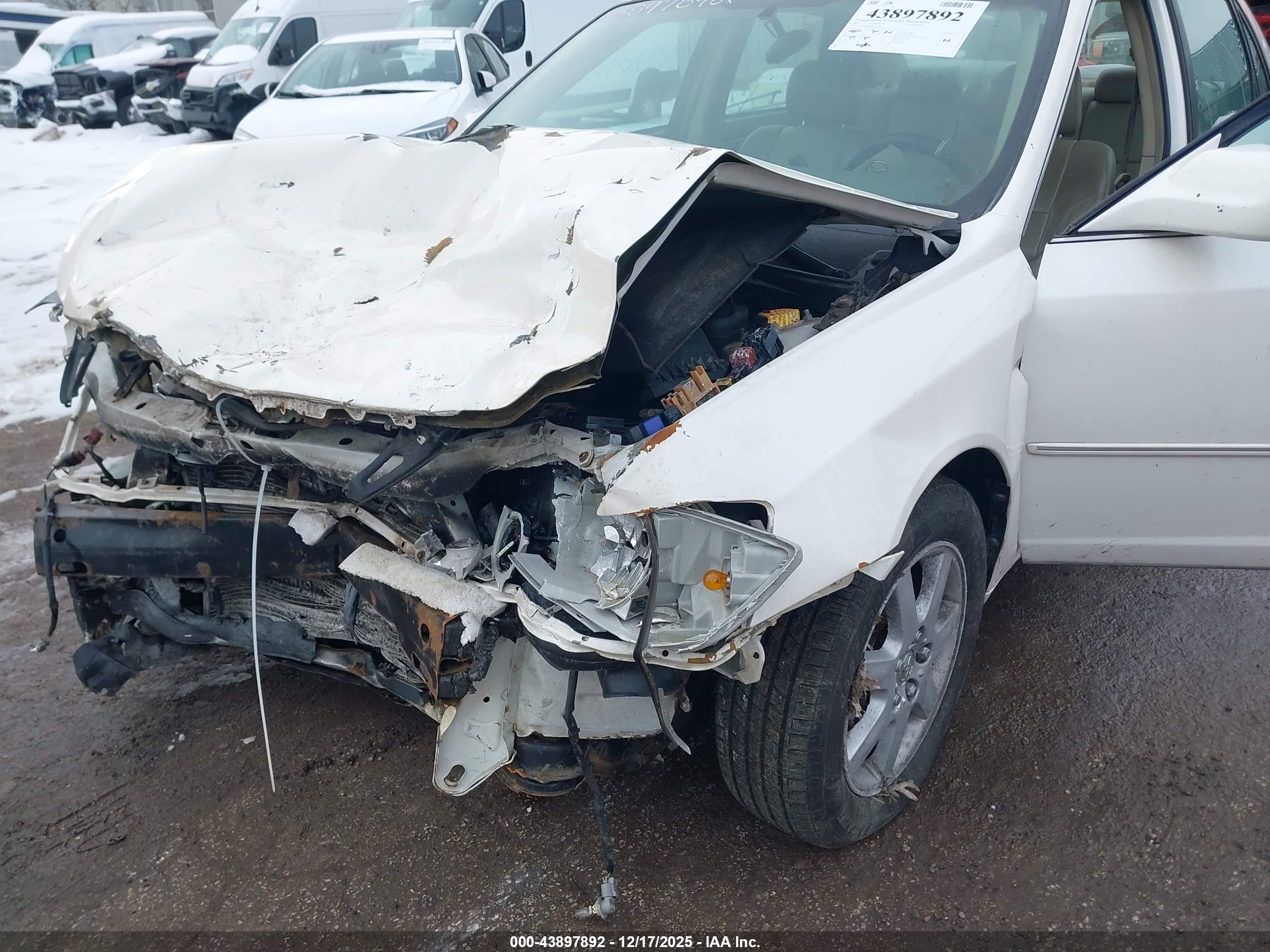 TOYOTA AVALON image 6