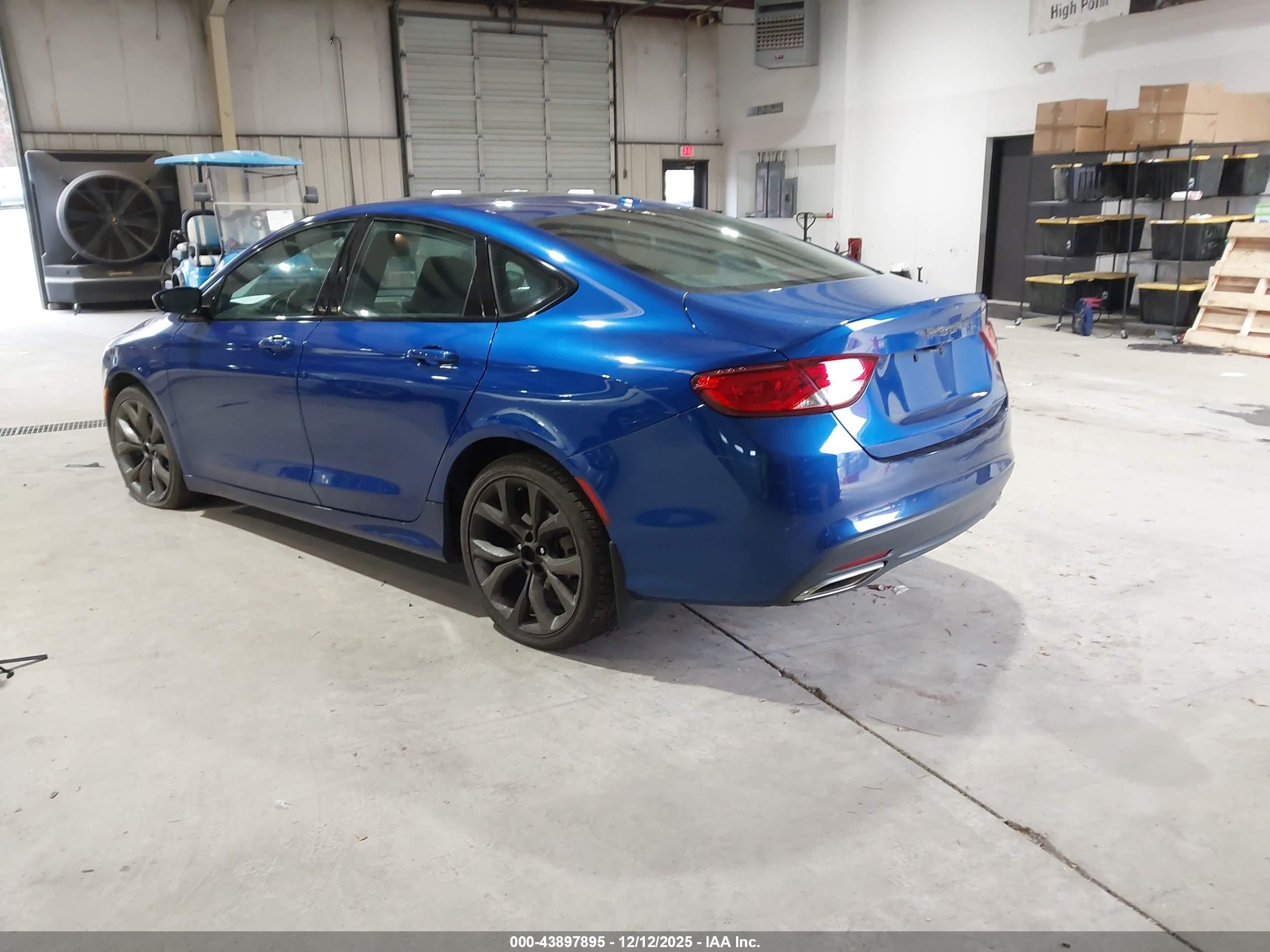 CHRYSLER 200 image 3