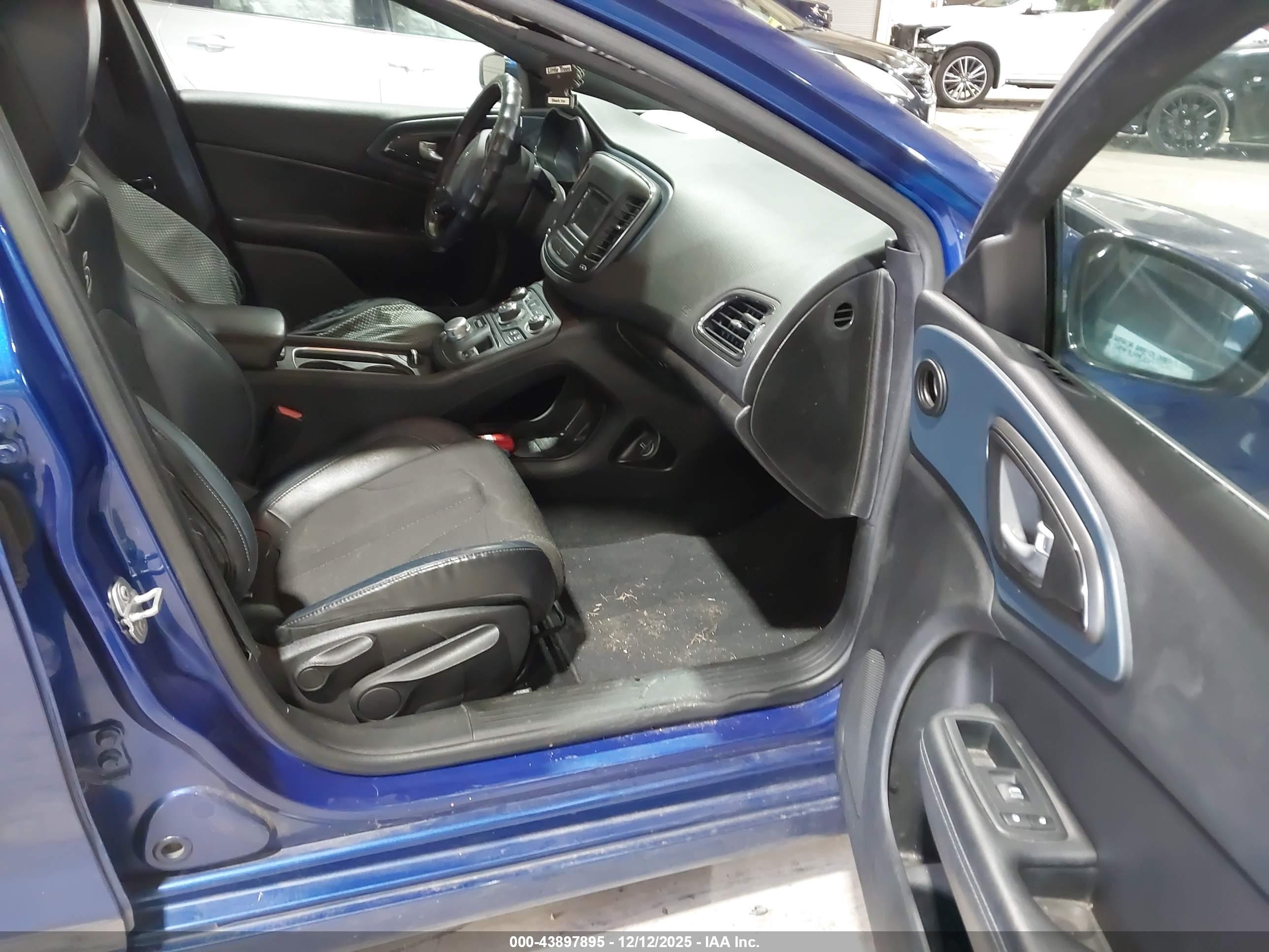 CHRYSLER 200 image 5