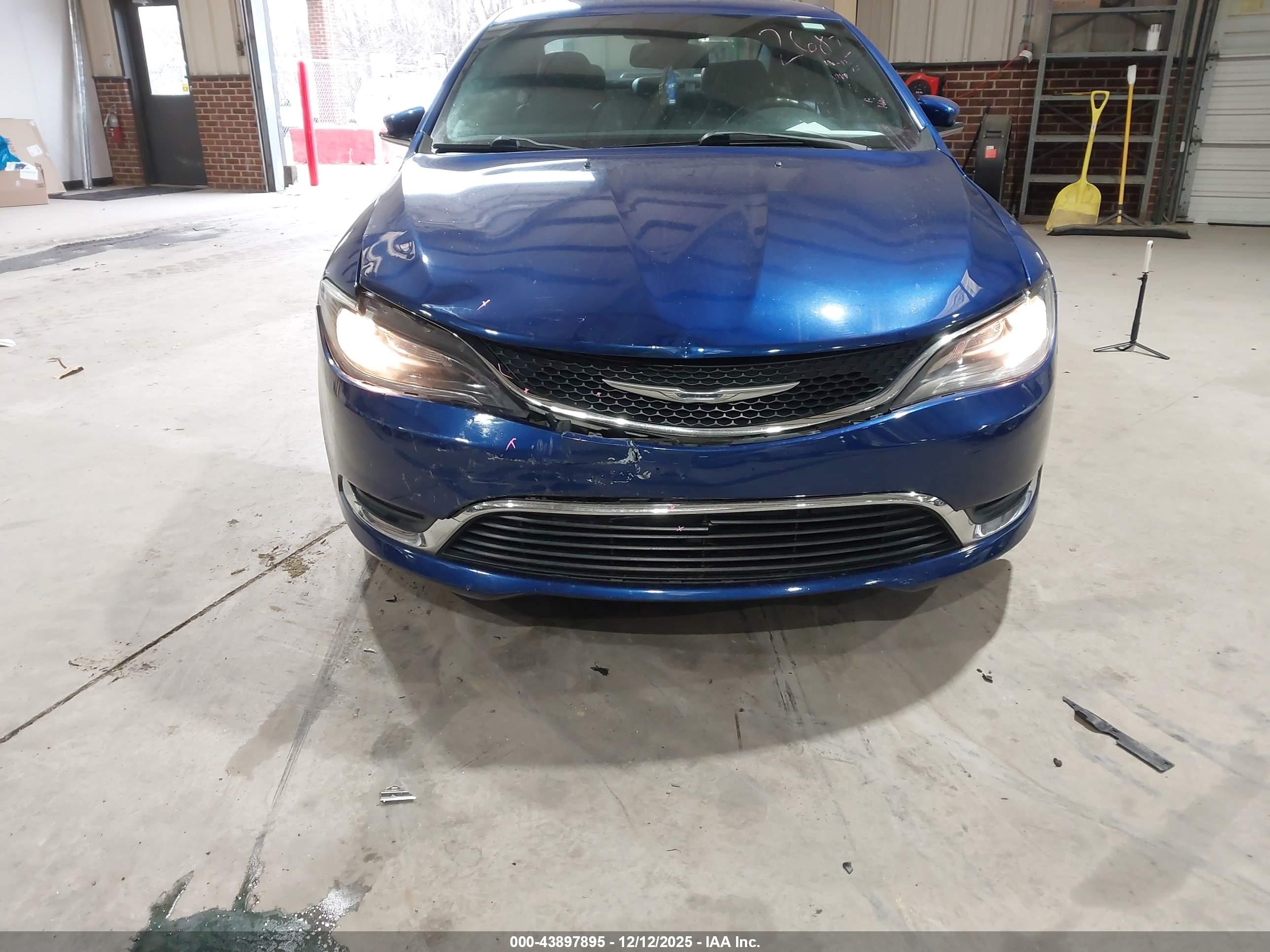 CHRYSLER 200 image 6