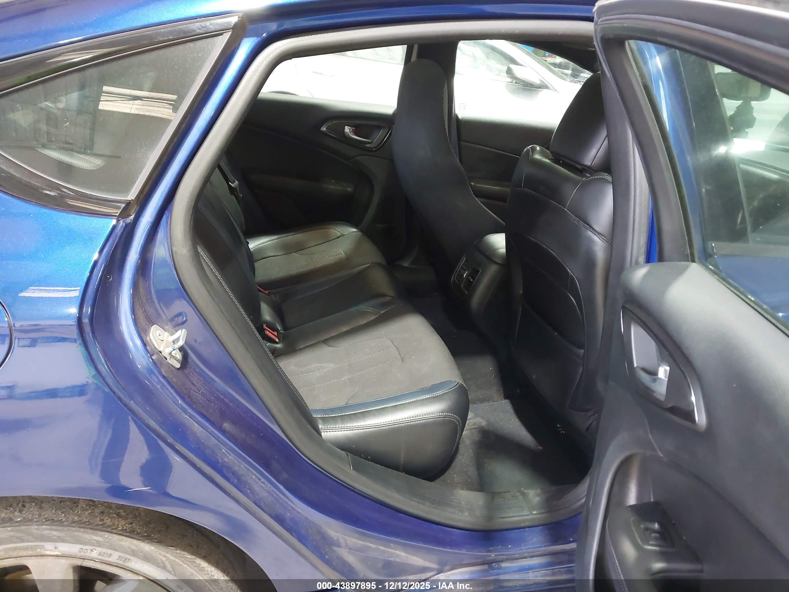 CHRYSLER 200 image 8