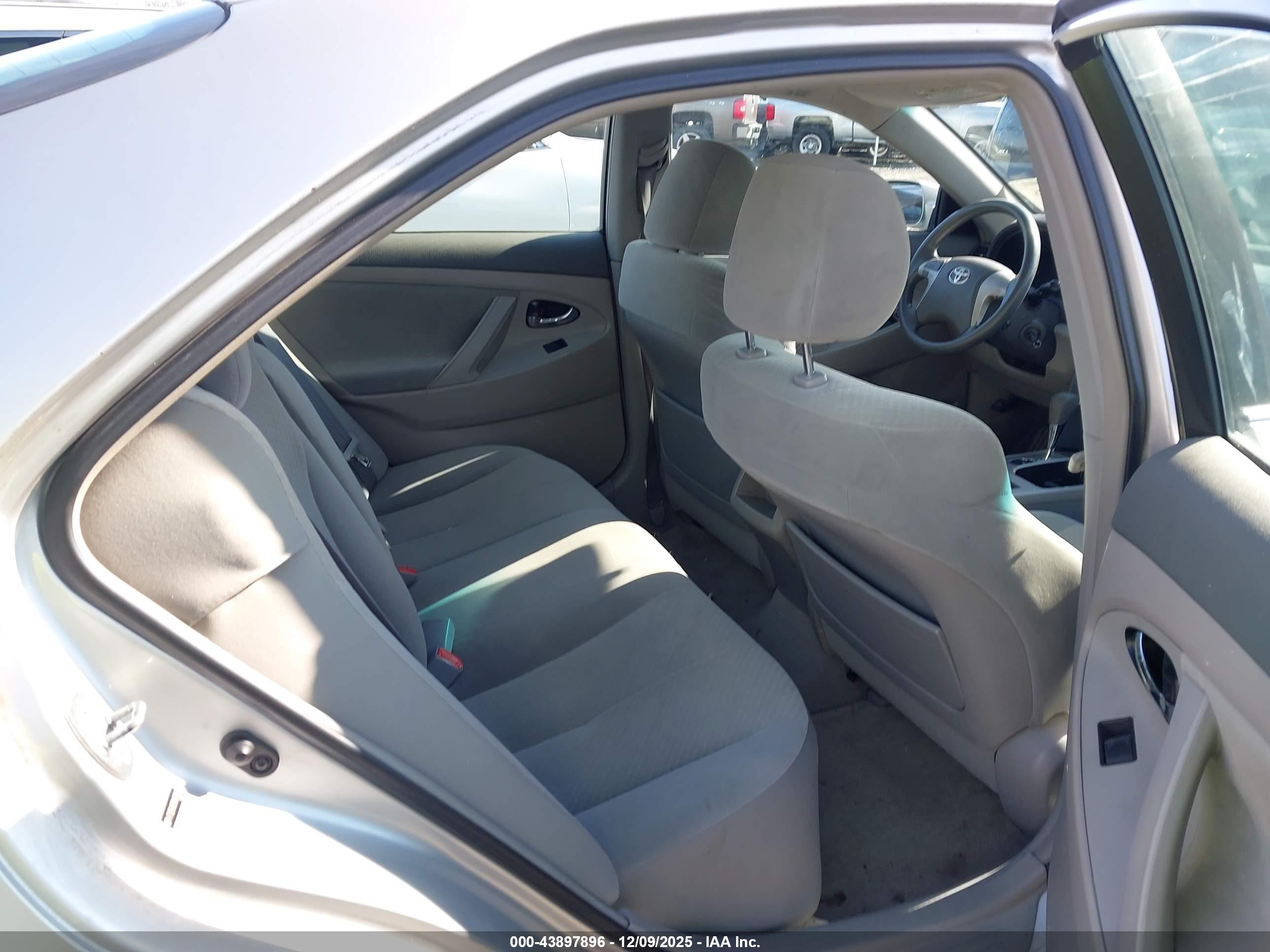 TOYOTA CAMRY image 8