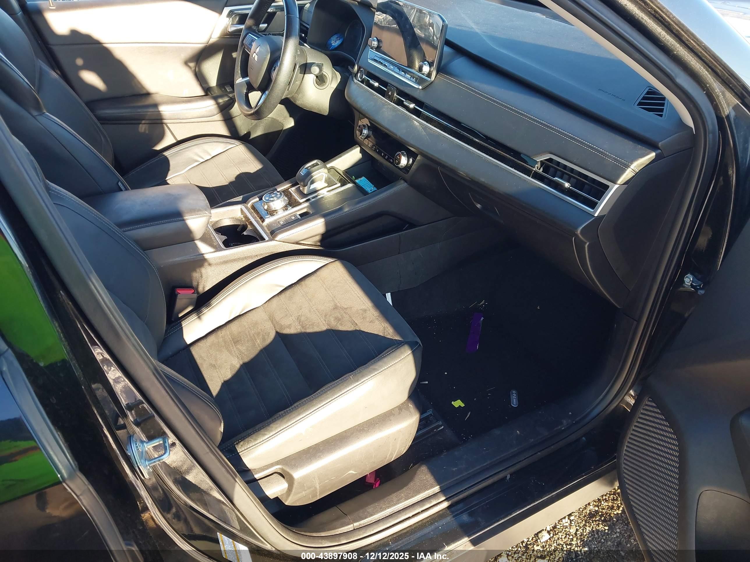 MITSUBISHI OUTLANDER image 5