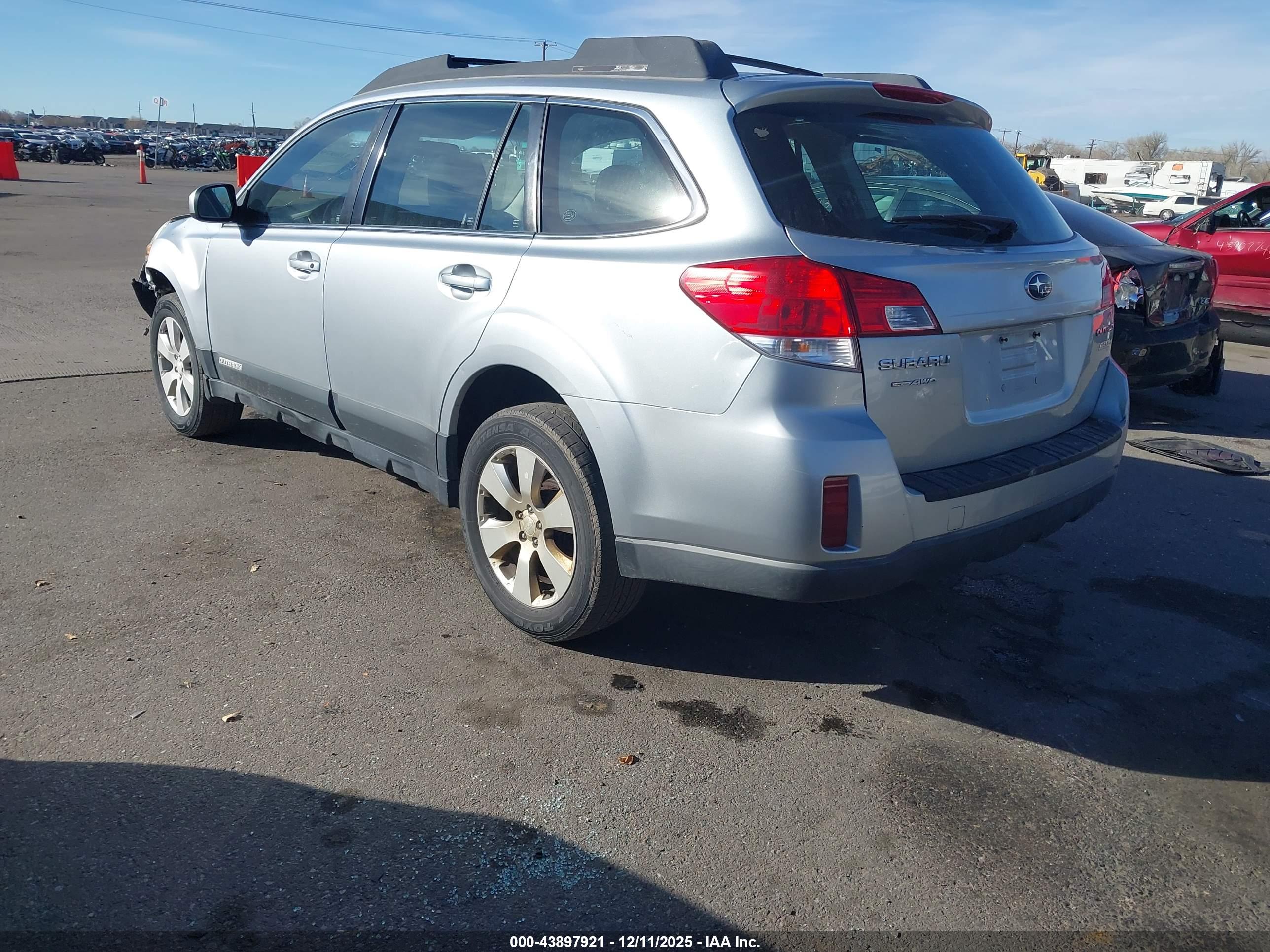 SUBARU OUTBACK image 3