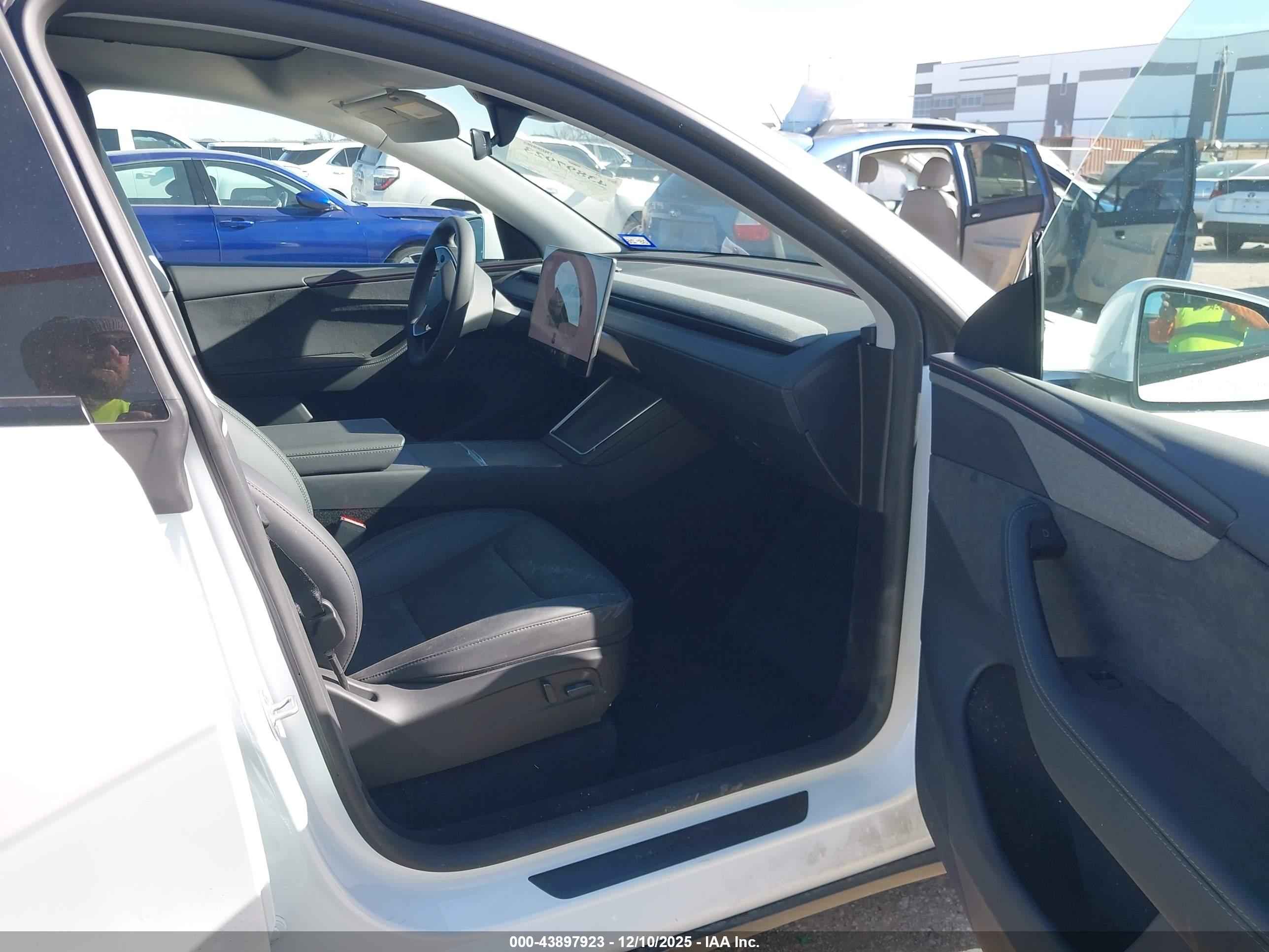 TESLA MODEL image 5