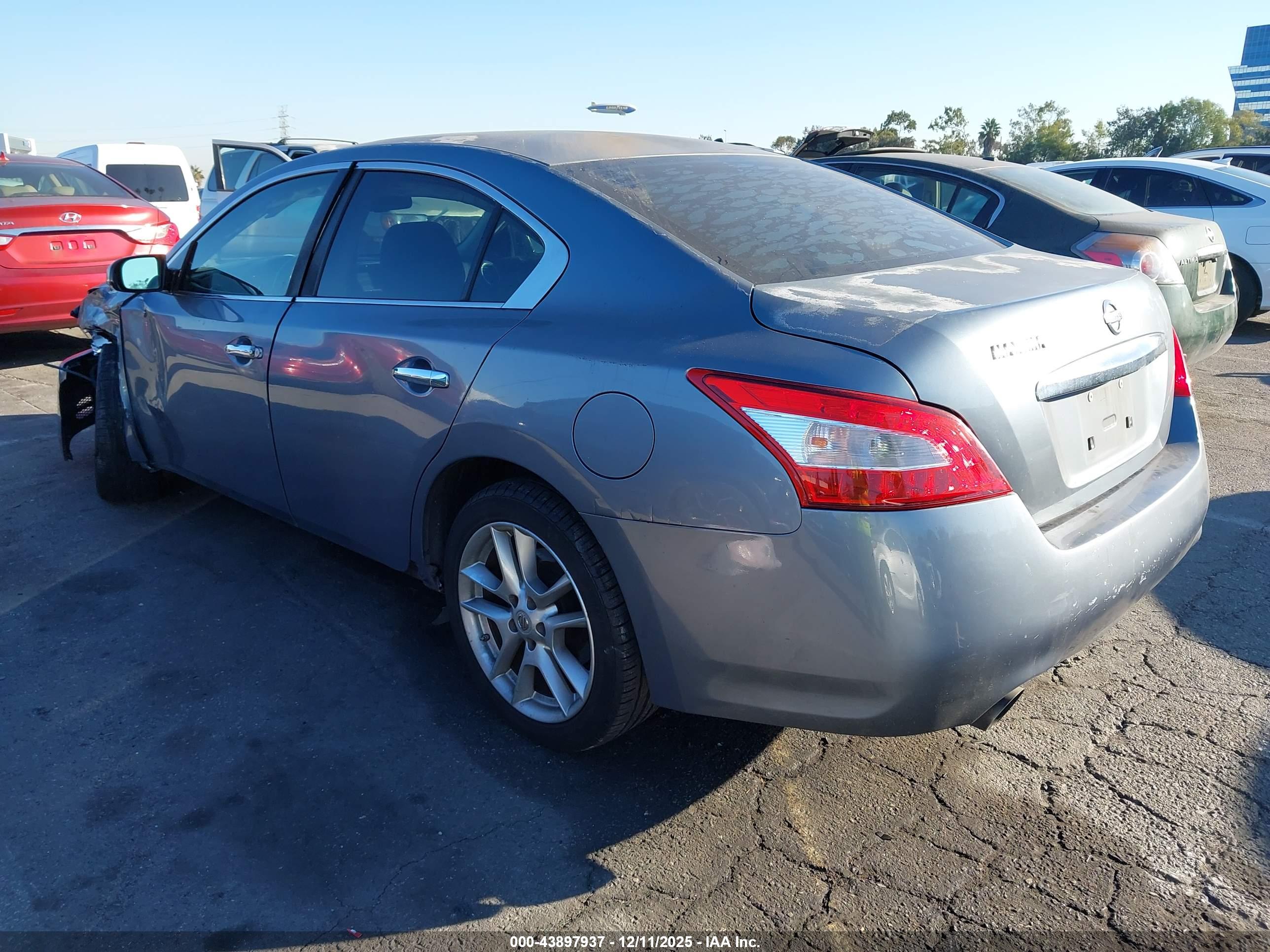 NISSAN MAXIMA image 3