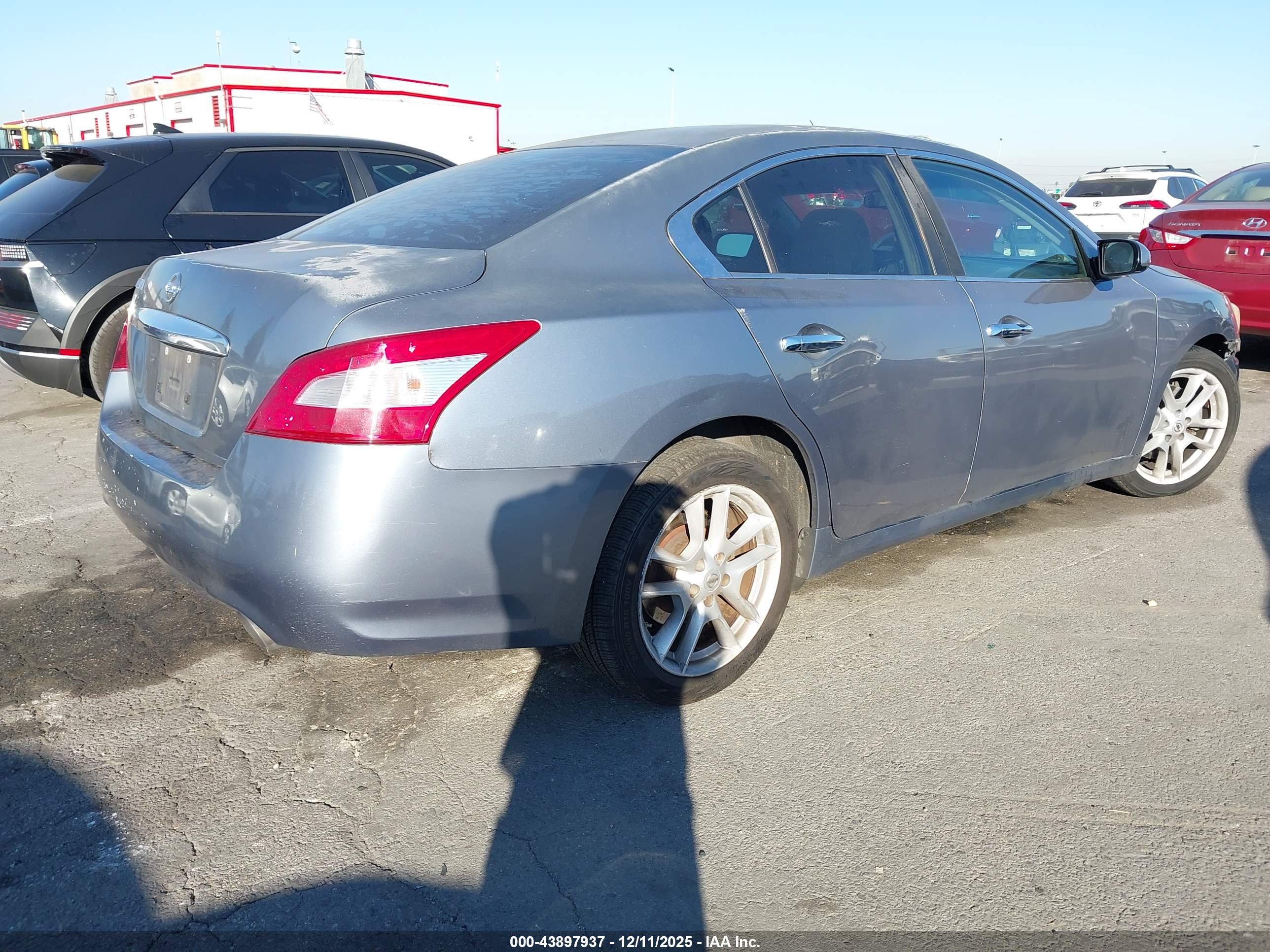 NISSAN MAXIMA image 4