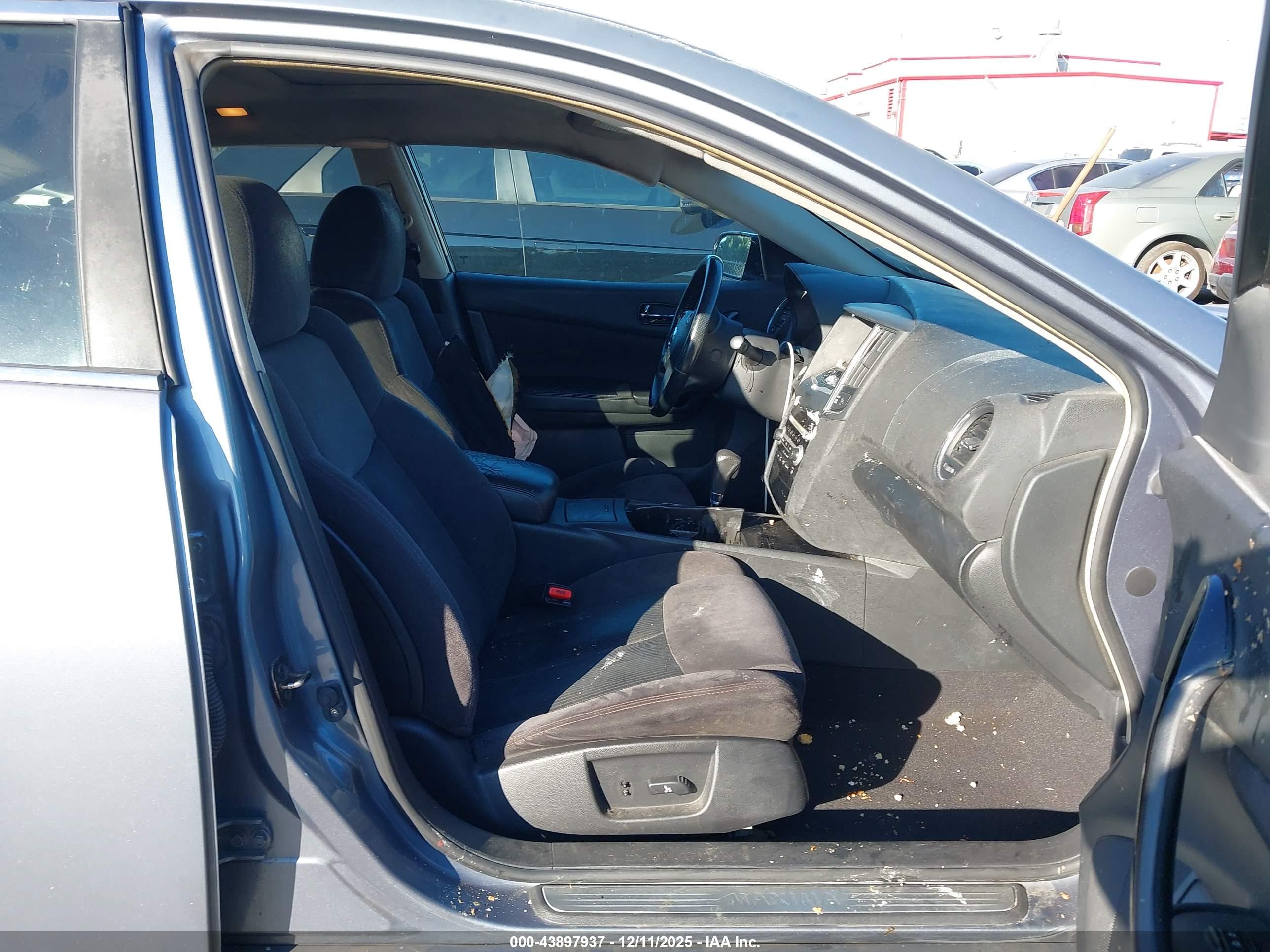 NISSAN MAXIMA image 5