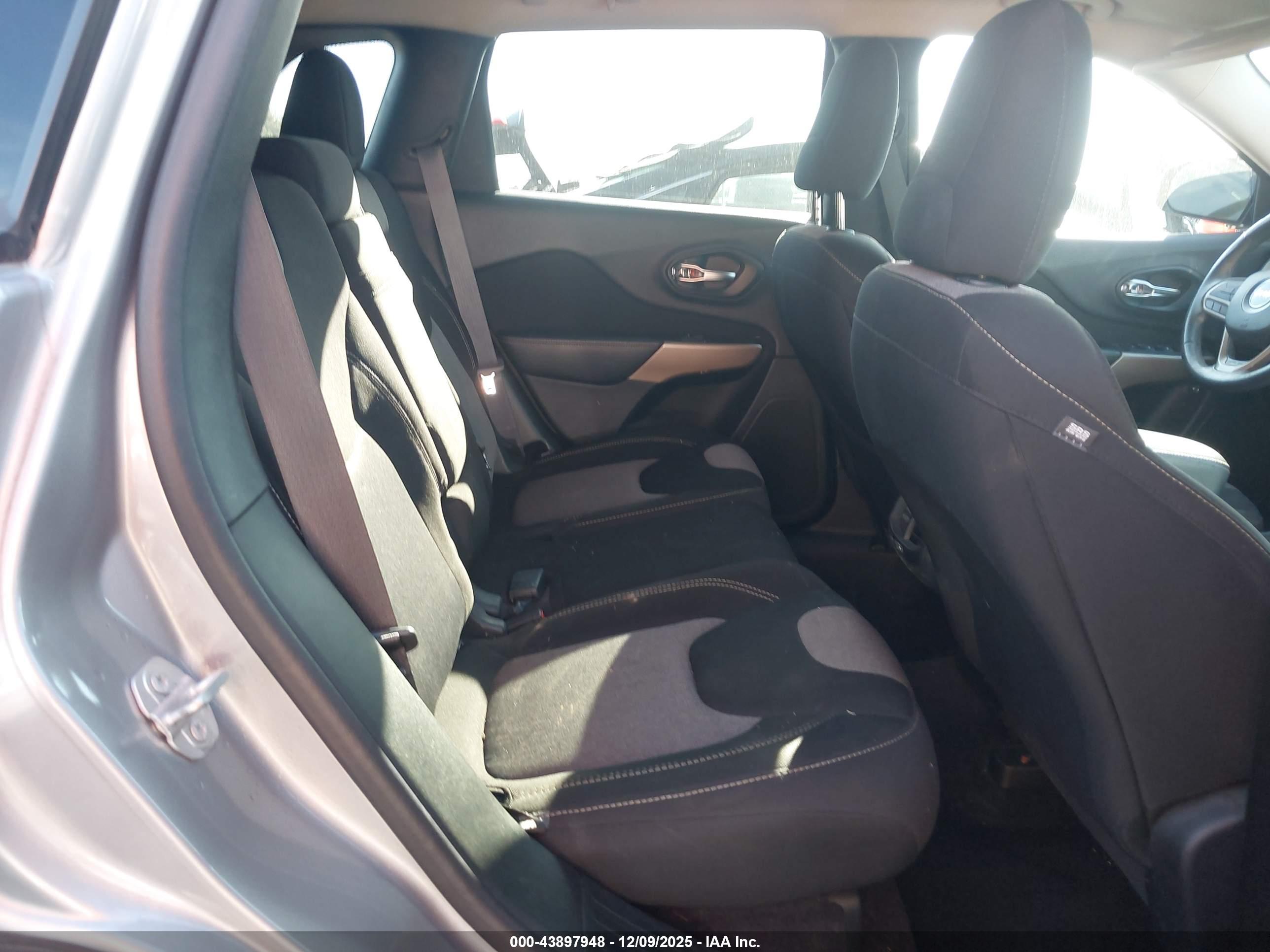 JEEP CHEROKEE image 8