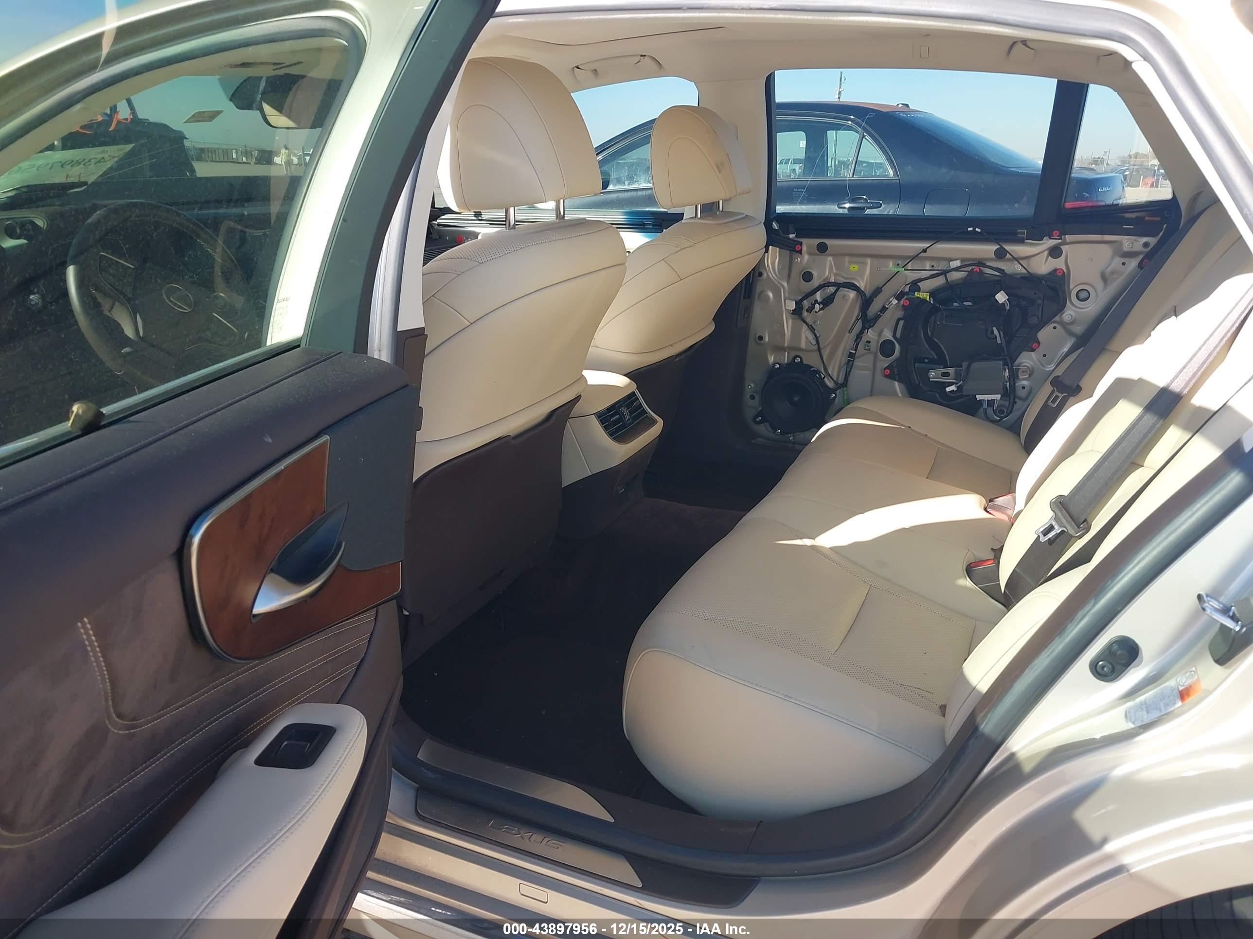 LEXUS LS image 8