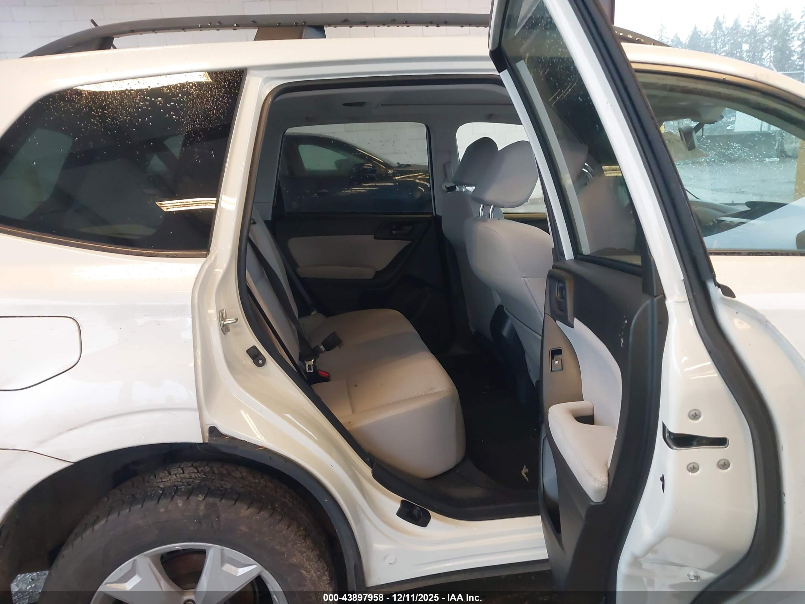 SUBARU FORESTER image 8