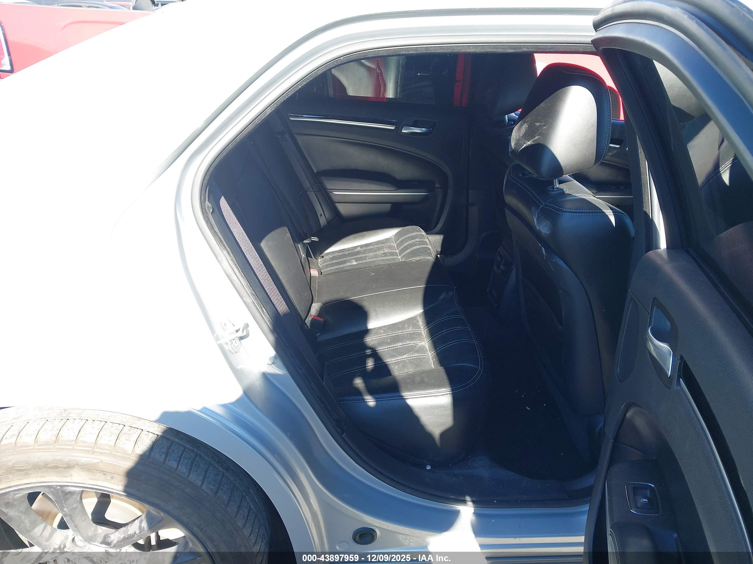 CHRYSLER 300 image 8