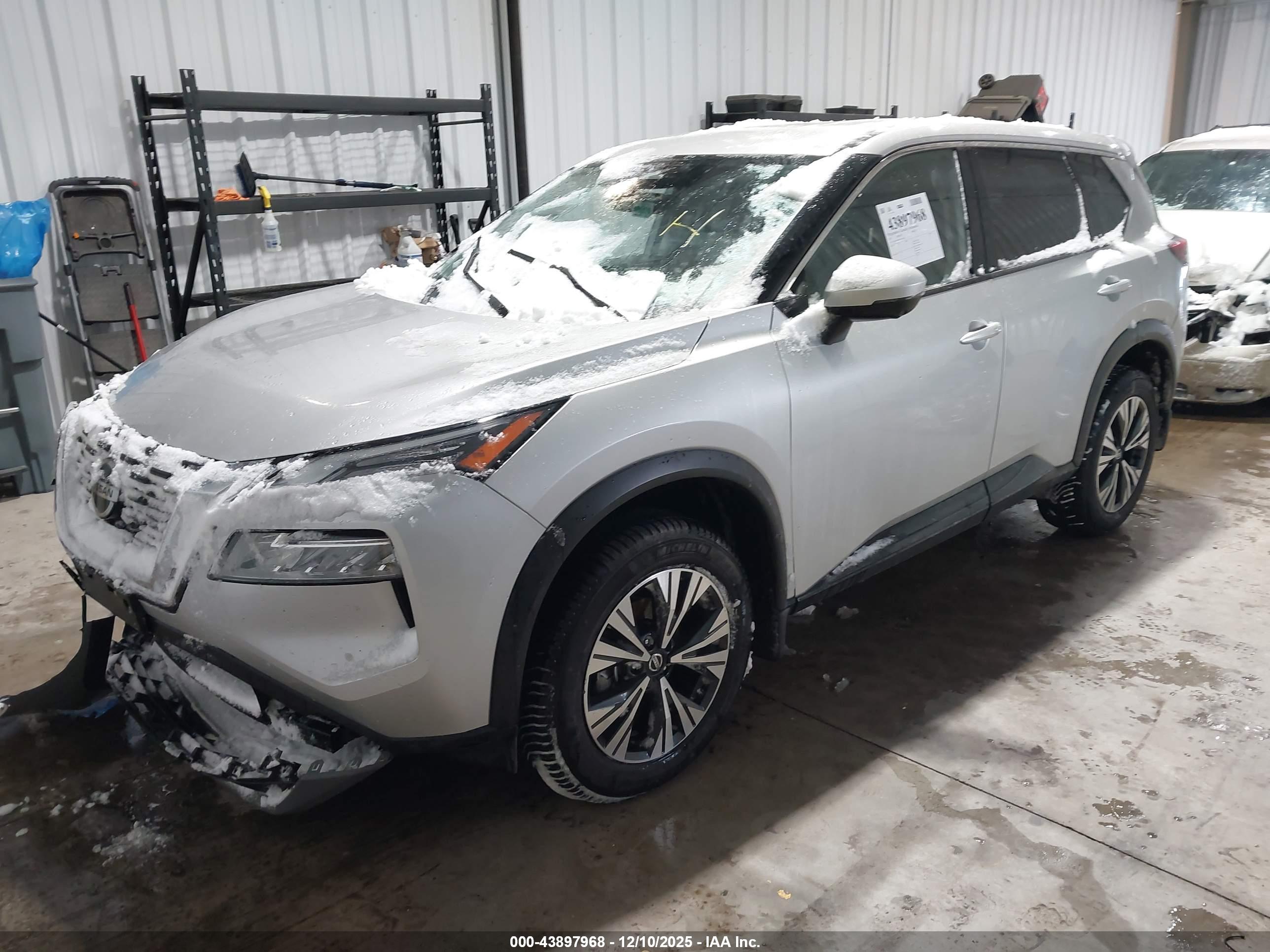NISSAN ROGUE image 2