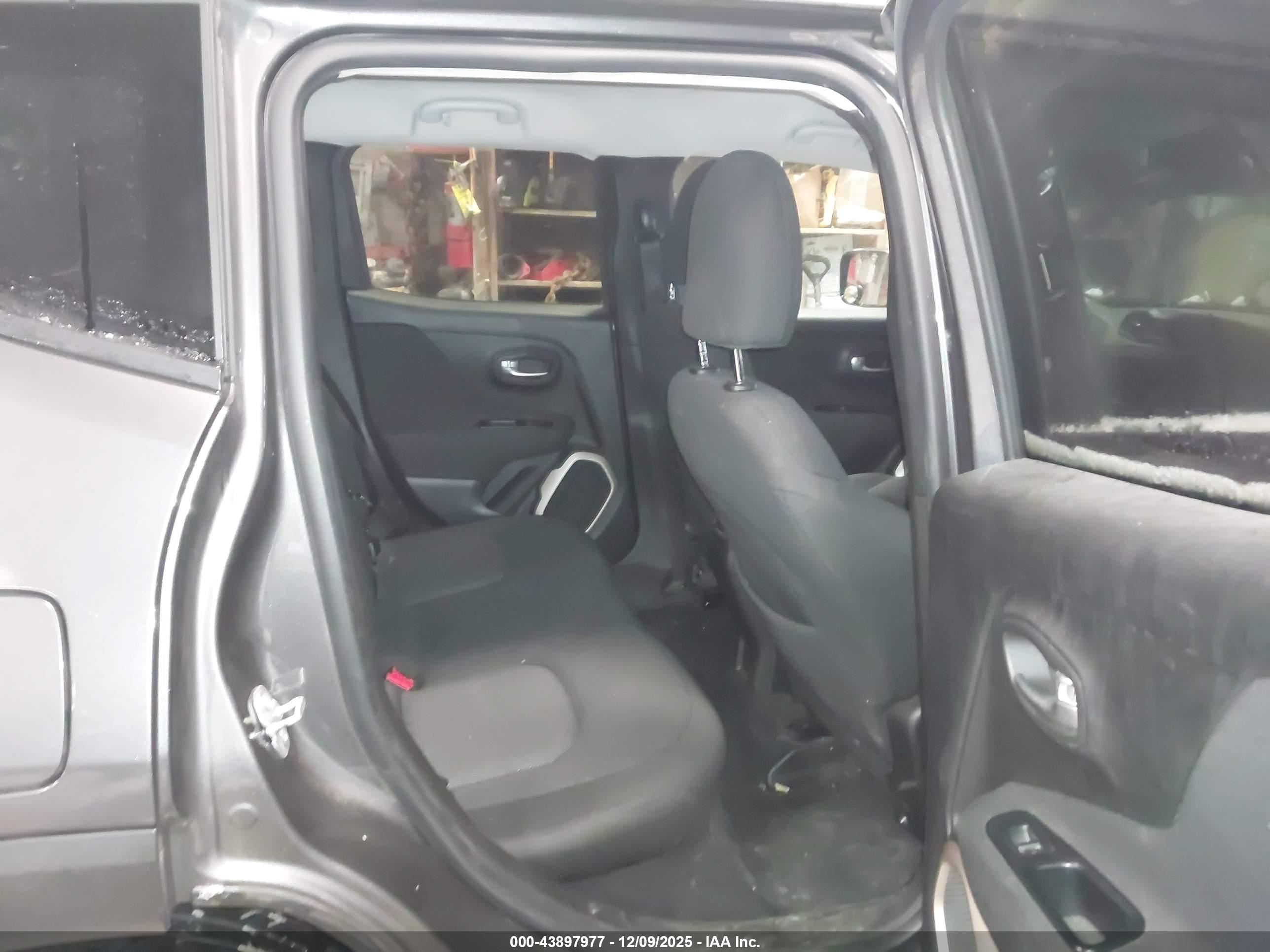 JEEP RENEGADE image 8
